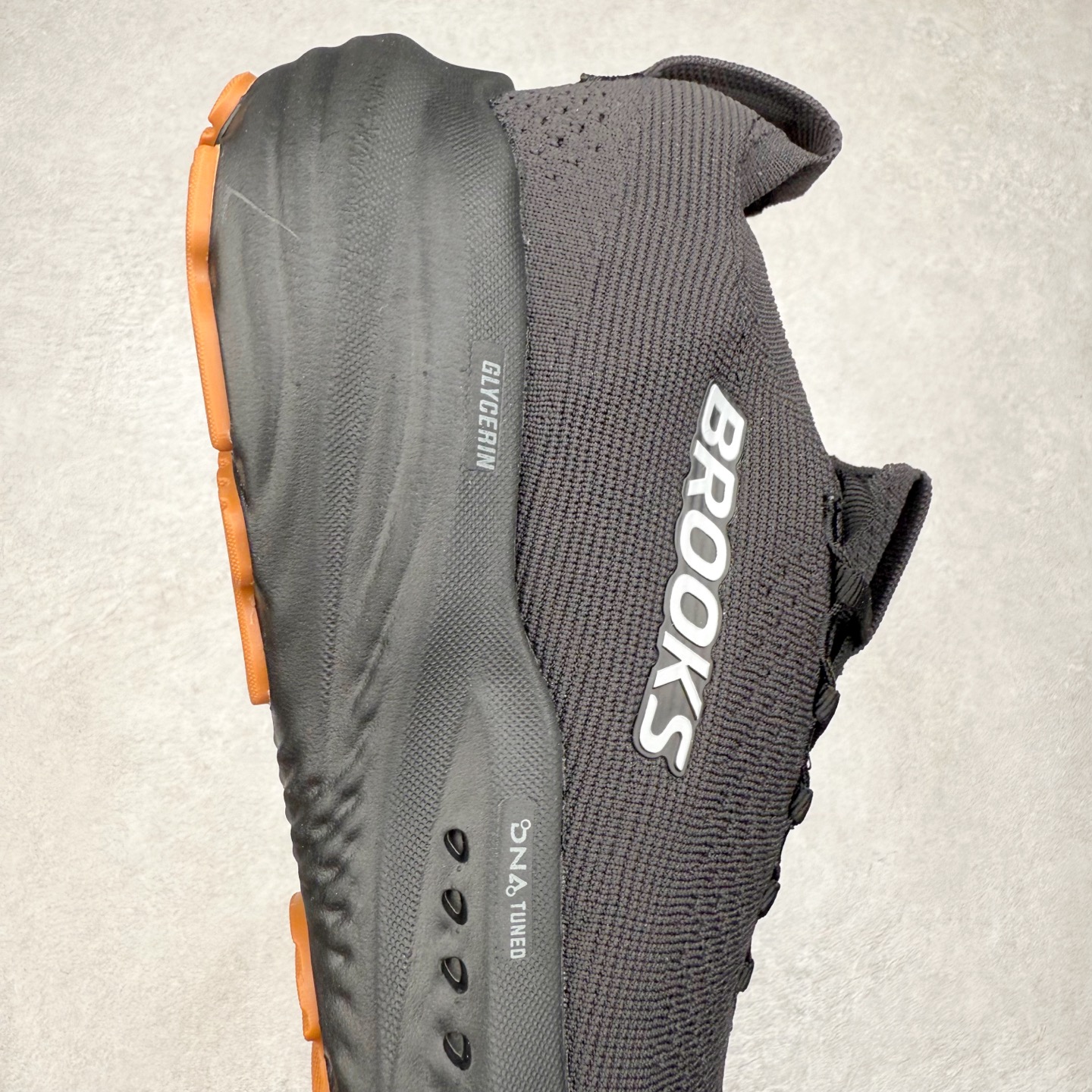 图片[6]-Brooks Glycerin GTS 22 布鲁克斯舒适百搭宽版防滑耐磨 低帮 休闲马拉松长跑跑步鞋 Brooks 四大跑鞋之一 百年品牌 跑鞋从外形上基本就能判断这是一款速度跑鞋 简洁干练的外形结构和极强的运动流线型看着非常有速度感 上脚的第一感觉是非常轻 美码9码的鞋单只206g不到 从个人偏好来说 200g左右的竞速鞋最具安全感 鞋面采用单层网布 很薄 前掌使用了大量开放式网眼 排气直接快速 透气性上乘 鞋舌也是轻量化设计 仅为一层麂皮 和脚背完美贴合 鞋舌中央有个防偏穿孔 从实际穿着来看 通常鞋舌都是外偏 如果是防偏穿孔位于中心 防偏效果其实并不十分有效 如果采用趋外侧的偏心设计更有效 鞋帮泡棉填充量不大 但非常紧凑 贴合舒适 包裹稳固 内置硬质TPU保证必要的稳定性 跑鞋中底采用的是DNA FLASH科技材料 DNA FLASH中底科技 是Brooks第一款将氮气注入中底的创新科技 主要原理是借助“超临界流体”发泡技术 将液态氮稳定的转化为气态氮 并使其均匀地形成无数紧密贴合的密闭式气囊结构 尺码：36 36.5 37.5 38 38.5 39 40 40.5 41 42 42.5 43 44 44.5 45 46-选品中心