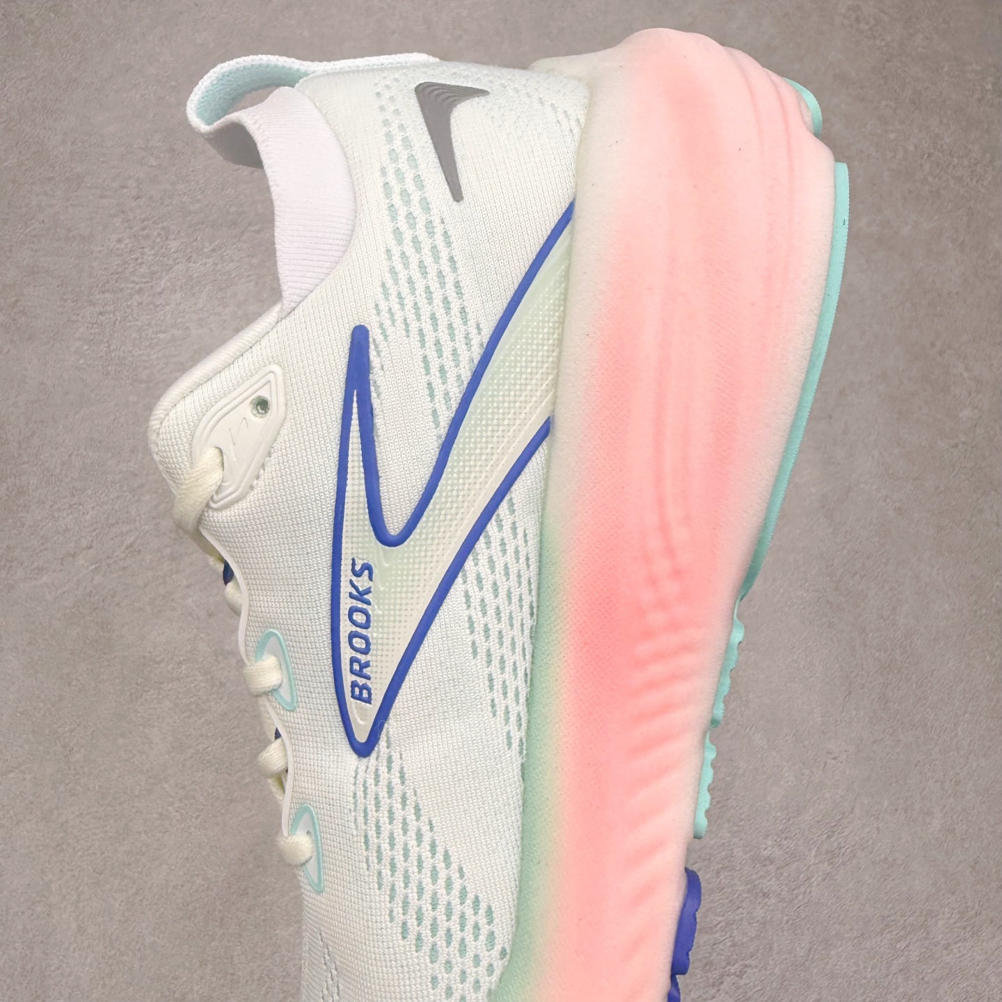 图片[7]-Brooks Glycerin GTS 22 布鲁克斯舒适百搭宽版防滑耐磨 低帮 休闲马拉松长跑跑步鞋 Brooks 四大跑鞋之一 百年品牌 跑鞋从外形上基本就能判断这是一款速度跑鞋 简洁干练的外形结构和极强的运动流线型看着非常有速度感 上脚的第一感觉是非常轻 美码9码的鞋单只206g不到 从个人偏好来说 200g左右的竞速鞋最具安全感 鞋面采用单层网布 很薄 前掌使用了大量开放式网眼 排气直接快速 透气性上乘 鞋舌也是轻量化设计 仅为一层麂皮 和脚背完美贴合 鞋舌中央有个防偏穿孔 从实际穿着来看 通常鞋舌都是外偏 如果是防偏穿孔位于中心 防偏效果其实并不十分有效 如果采用趋外侧的偏心设计更有效 鞋帮泡棉填充量不大 但非常紧凑 贴合舒适 包裹稳固 内置硬质TPU保证必要的稳定性 跑鞋中底采用的是DNA FLASH科技材料 DNA FLASH中底科技 是Brooks第一款将氮气注入中底的创新科技 主要原理是借助“超临界流体”发泡技术 将液态氮稳定的转化为气态氮 并使其均匀地形成无数紧密贴合的密闭式气囊结构 尺码：36 36.5 37.5 38 38.5 39 40 40.5 41 42 42.5 43 44 44.5 45 46-选品中心