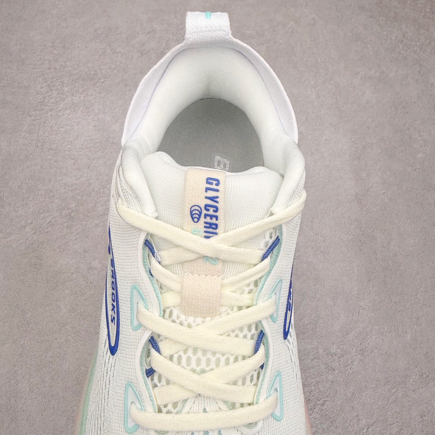 图片[5]-Brooks Glycerin GTS 22 布鲁克斯舒适百搭宽版防滑耐磨 低帮 休闲马拉松长跑跑步鞋 Brooks 四大跑鞋之一 百年品牌 跑鞋从外形上基本就能判断这是一款速度跑鞋 简洁干练的外形结构和极强的运动流线型看着非常有速度感 上脚的第一感觉是非常轻 美码9码的鞋单只206g不到 从个人偏好来说 200g左右的竞速鞋最具安全感 鞋面采用单层网布 很薄 前掌使用了大量开放式网眼 排气直接快速 透气性上乘 鞋舌也是轻量化设计 仅为一层麂皮 和脚背完美贴合 鞋舌中央有个防偏穿孔 从实际穿着来看 通常鞋舌都是外偏 如果是防偏穿孔位于中心 防偏效果其实并不十分有效 如果采用趋外侧的偏心设计更有效 鞋帮泡棉填充量不大 但非常紧凑 贴合舒适 包裹稳固 内置硬质TPU保证必要的稳定性 跑鞋中底采用的是DNA FLASH科技材料 DNA FLASH中底科技 是Brooks第一款将氮气注入中底的创新科技 主要原理是借助“超临界流体”发泡技术 将液态氮稳定的转化为气态氮 并使其均匀地形成无数紧密贴合的密闭式气囊结构 尺码：36 36.5 37.5 38 38.5 39 40 40.5 41 42 42.5 43 44 44.5 45 46-选品中心