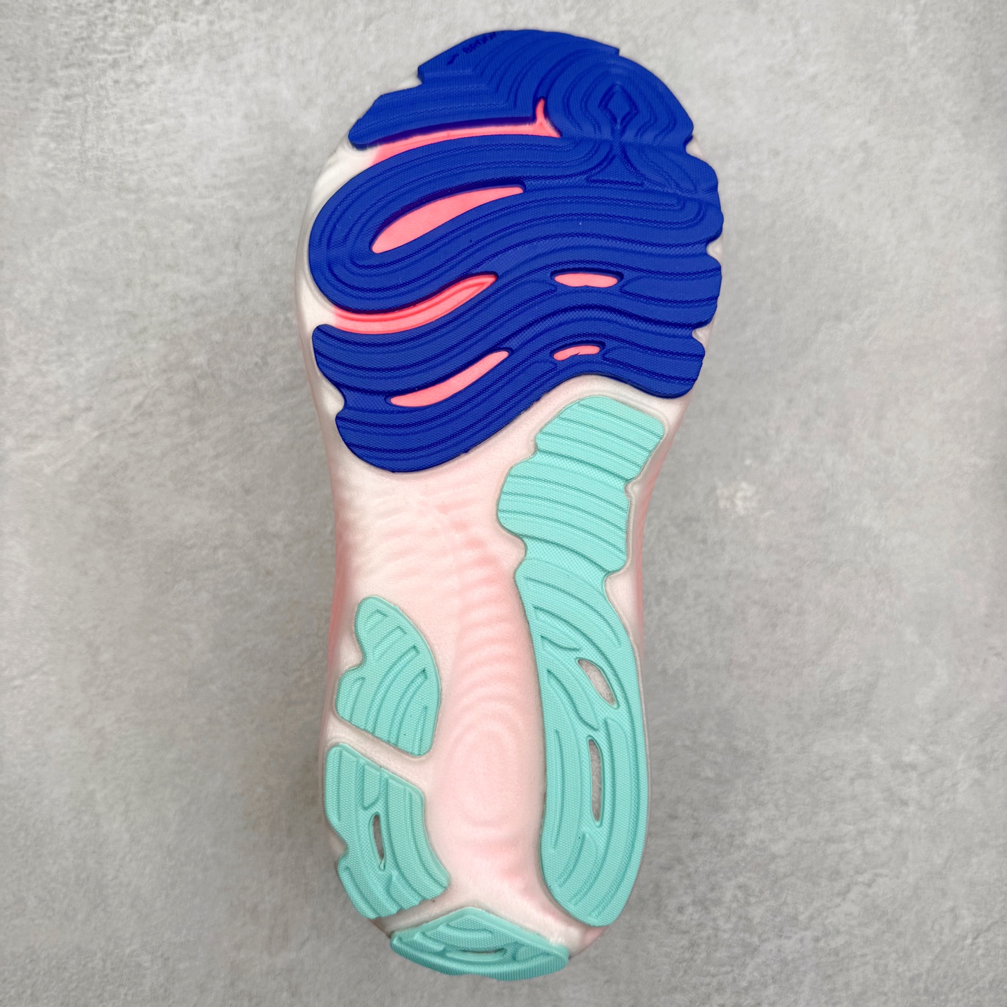 图片[9]-Brooks Glycerin GTS 22 布鲁克斯舒适百搭宽版防滑耐磨 低帮 休闲马拉松长跑跑步鞋 Brooks 四大跑鞋之一 百年品牌 跑鞋从外形上基本就能判断这是一款速度跑鞋 简洁干练的外形结构和极强的运动流线型看着非常有速度感 上脚的第一感觉是非常轻 美码9码的鞋单只206g不到 从个人偏好来说 200g左右的竞速鞋最具安全感 鞋面采用单层网布 很薄 前掌使用了大量开放式网眼 排气直接快速 透气性上乘 鞋舌也是轻量化设计 仅为一层麂皮 和脚背完美贴合 鞋舌中央有个防偏穿孔 从实际穿着来看 通常鞋舌都是外偏 如果是防偏穿孔位于中心 防偏效果其实并不十分有效 如果采用趋外侧的偏心设计更有效 鞋帮泡棉填充量不大 但非常紧凑 贴合舒适 包裹稳固 内置硬质TPU保证必要的稳定性 跑鞋中底采用的是DNA FLASH科技材料 DNA FLASH中底科技 是Brooks第一款将氮气注入中底的创新科技 主要原理是借助“超临界流体”发泡技术 将液态氮稳定的转化为气态氮 并使其均匀地形成无数紧密贴合的密闭式气囊结构 尺码：36 36.5 37.5 38 38.5 39 40 40.5 41 42 42.5 43 44 44.5 45 46-选品中心