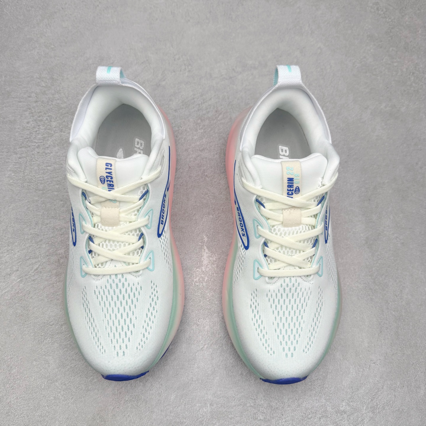 图片[2]-Brooks Glycerin GTS 22 布鲁克斯舒适百搭宽版防滑耐磨 低帮 休闲马拉松长跑跑步鞋 Brooks 四大跑鞋之一 百年品牌 跑鞋从外形上基本就能判断这是一款速度跑鞋 简洁干练的外形结构和极强的运动流线型看着非常有速度感 上脚的第一感觉是非常轻 美码9码的鞋单只206g不到 从个人偏好来说 200g左右的竞速鞋最具安全感 鞋面采用单层网布 很薄 前掌使用了大量开放式网眼 排气直接快速 透气性上乘 鞋舌也是轻量化设计 仅为一层麂皮 和脚背完美贴合 鞋舌中央有个防偏穿孔 从实际穿着来看 通常鞋舌都是外偏 如果是防偏穿孔位于中心 防偏效果其实并不十分有效 如果采用趋外侧的偏心设计更有效 鞋帮泡棉填充量不大 但非常紧凑 贴合舒适 包裹稳固 内置硬质TPU保证必要的稳定性 跑鞋中底采用的是DNA FLASH科技材料 DNA FLASH中底科技 是Brooks第一款将氮气注入中底的创新科技 主要原理是借助“超临界流体”发泡技术 将液态氮稳定的转化为气态氮 并使其均匀地形成无数紧密贴合的密闭式气囊结构 尺码：36 36.5 37.5 38 38.5 39 40 40.5 41 42 42.5 43 44 44.5 45 46-选品中心