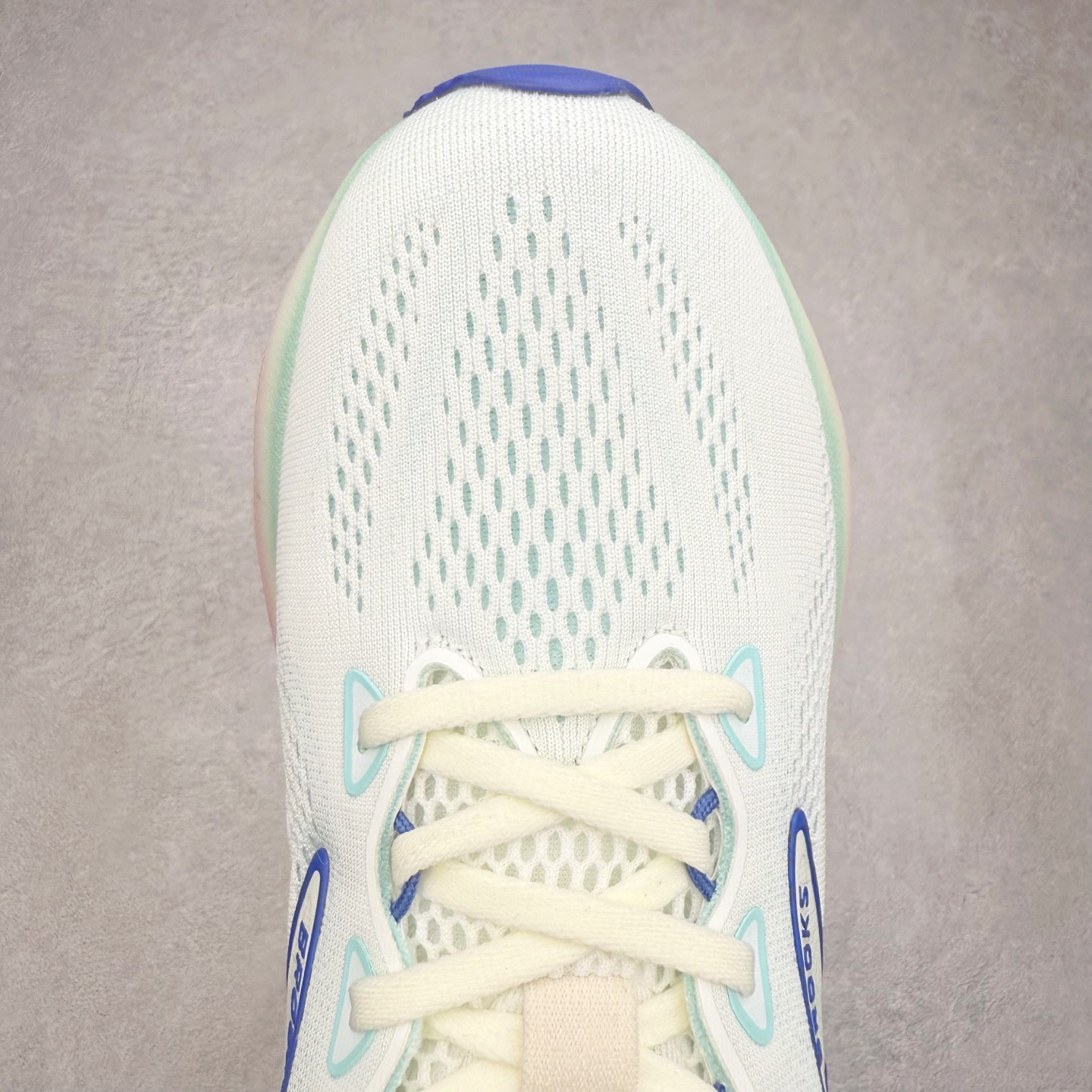 图片[4]-Brooks Glycerin GTS 22 布鲁克斯舒适百搭宽版防滑耐磨 低帮 休闲马拉松长跑跑步鞋 Brooks 四大跑鞋之一 百年品牌 跑鞋从外形上基本就能判断这是一款速度跑鞋 简洁干练的外形结构和极强的运动流线型看着非常有速度感 上脚的第一感觉是非常轻 美码9码的鞋单只206g不到 从个人偏好来说 200g左右的竞速鞋最具安全感 鞋面采用单层网布 很薄 前掌使用了大量开放式网眼 排气直接快速 透气性上乘 鞋舌也是轻量化设计 仅为一层麂皮 和脚背完美贴合 鞋舌中央有个防偏穿孔 从实际穿着来看 通常鞋舌都是外偏 如果是防偏穿孔位于中心 防偏效果其实并不十分有效 如果采用趋外侧的偏心设计更有效 鞋帮泡棉填充量不大 但非常紧凑 贴合舒适 包裹稳固 内置硬质TPU保证必要的稳定性 跑鞋中底采用的是DNA FLASH科技材料 DNA FLASH中底科技 是Brooks第一款将氮气注入中底的创新科技 主要原理是借助“超临界流体”发泡技术 将液态氮稳定的转化为气态氮 并使其均匀地形成无数紧密贴合的密闭式气囊结构 尺码：36 36.5 37.5 38 38.5 39 40 40.5 41 42 42.5 43 44 44.5 45 46-选品中心