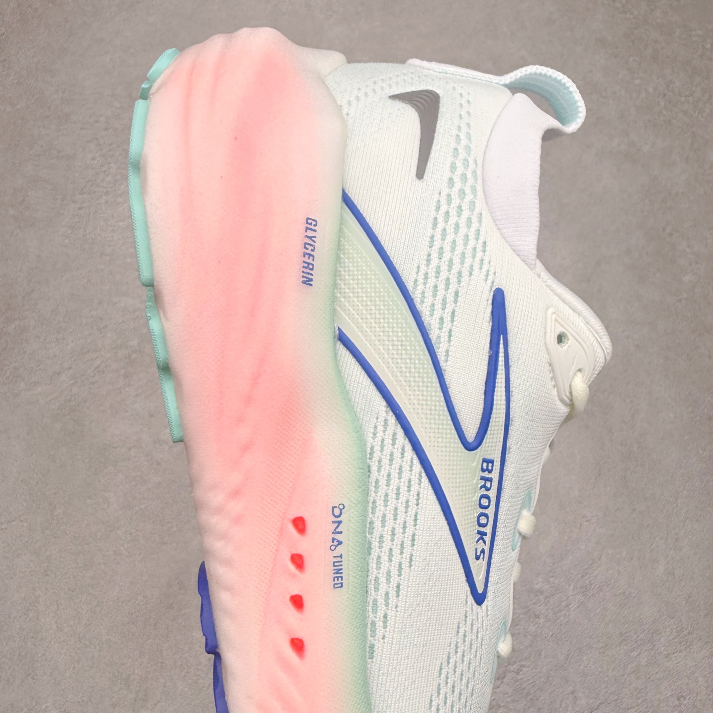 图片[6]-Brooks Glycerin GTS 22 布鲁克斯舒适百搭宽版防滑耐磨 低帮 休闲马拉松长跑跑步鞋 Brooks 四大跑鞋之一 百年品牌 跑鞋从外形上基本就能判断这是一款速度跑鞋 简洁干练的外形结构和极强的运动流线型看着非常有速度感 上脚的第一感觉是非常轻 美码9码的鞋单只206g不到 从个人偏好来说 200g左右的竞速鞋最具安全感 鞋面采用单层网布 很薄 前掌使用了大量开放式网眼 排气直接快速 透气性上乘 鞋舌也是轻量化设计 仅为一层麂皮 和脚背完美贴合 鞋舌中央有个防偏穿孔 从实际穿着来看 通常鞋舌都是外偏 如果是防偏穿孔位于中心 防偏效果其实并不十分有效 如果采用趋外侧的偏心设计更有效 鞋帮泡棉填充量不大 但非常紧凑 贴合舒适 包裹稳固 内置硬质TPU保证必要的稳定性 跑鞋中底采用的是DNA FLASH科技材料 DNA FLASH中底科技 是Brooks第一款将氮气注入中底的创新科技 主要原理是借助“超临界流体”发泡技术 将液态氮稳定的转化为气态氮 并使其均匀地形成无数紧密贴合的密闭式气囊结构 尺码：36 36.5 37.5 38 38.5 39 40 40.5 41 42 42.5 43 44 44.5 45 46-选品中心