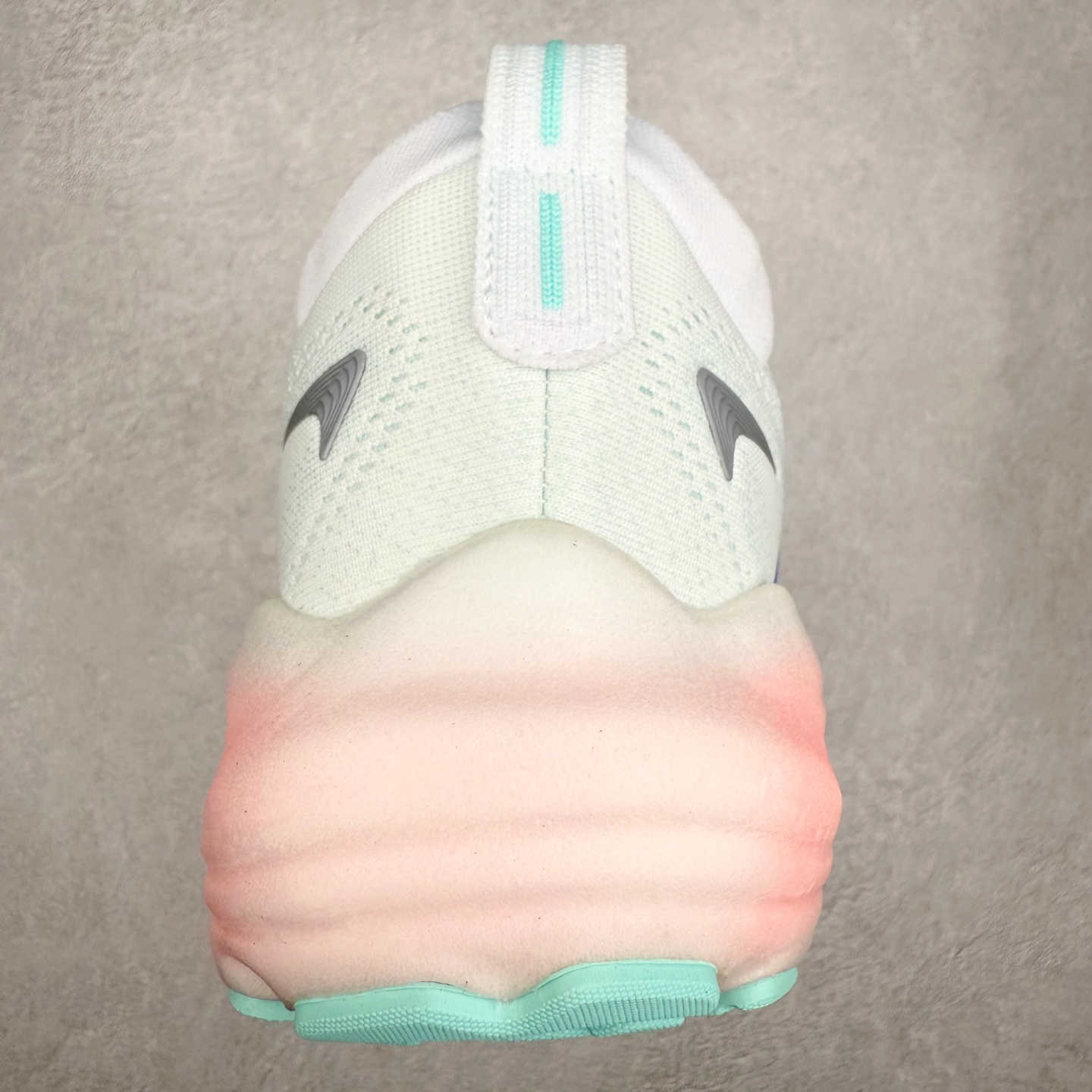 图片[8]-Brooks Glycerin GTS 22 布鲁克斯舒适百搭宽版防滑耐磨 低帮 休闲马拉松长跑跑步鞋 Brooks 四大跑鞋之一 百年品牌 跑鞋从外形上基本就能判断这是一款速度跑鞋 简洁干练的外形结构和极强的运动流线型看着非常有速度感 上脚的第一感觉是非常轻 美码9码的鞋单只206g不到 从个人偏好来说 200g左右的竞速鞋最具安全感 鞋面采用单层网布 很薄 前掌使用了大量开放式网眼 排气直接快速 透气性上乘 鞋舌也是轻量化设计 仅为一层麂皮 和脚背完美贴合 鞋舌中央有个防偏穿孔 从实际穿着来看 通常鞋舌都是外偏 如果是防偏穿孔位于中心 防偏效果其实并不十分有效 如果采用趋外侧的偏心设计更有效 鞋帮泡棉填充量不大 但非常紧凑 贴合舒适 包裹稳固 内置硬质TPU保证必要的稳定性 跑鞋中底采用的是DNA FLASH科技材料 DNA FLASH中底科技 是Brooks第一款将氮气注入中底的创新科技 主要原理是借助“超临界流体”发泡技术 将液态氮稳定的转化为气态氮 并使其均匀地形成无数紧密贴合的密闭式气囊结构 尺码：36 36.5 37.5 38 38.5 39 40 40.5 41 42 42.5 43 44 44.5 45 46-选品中心