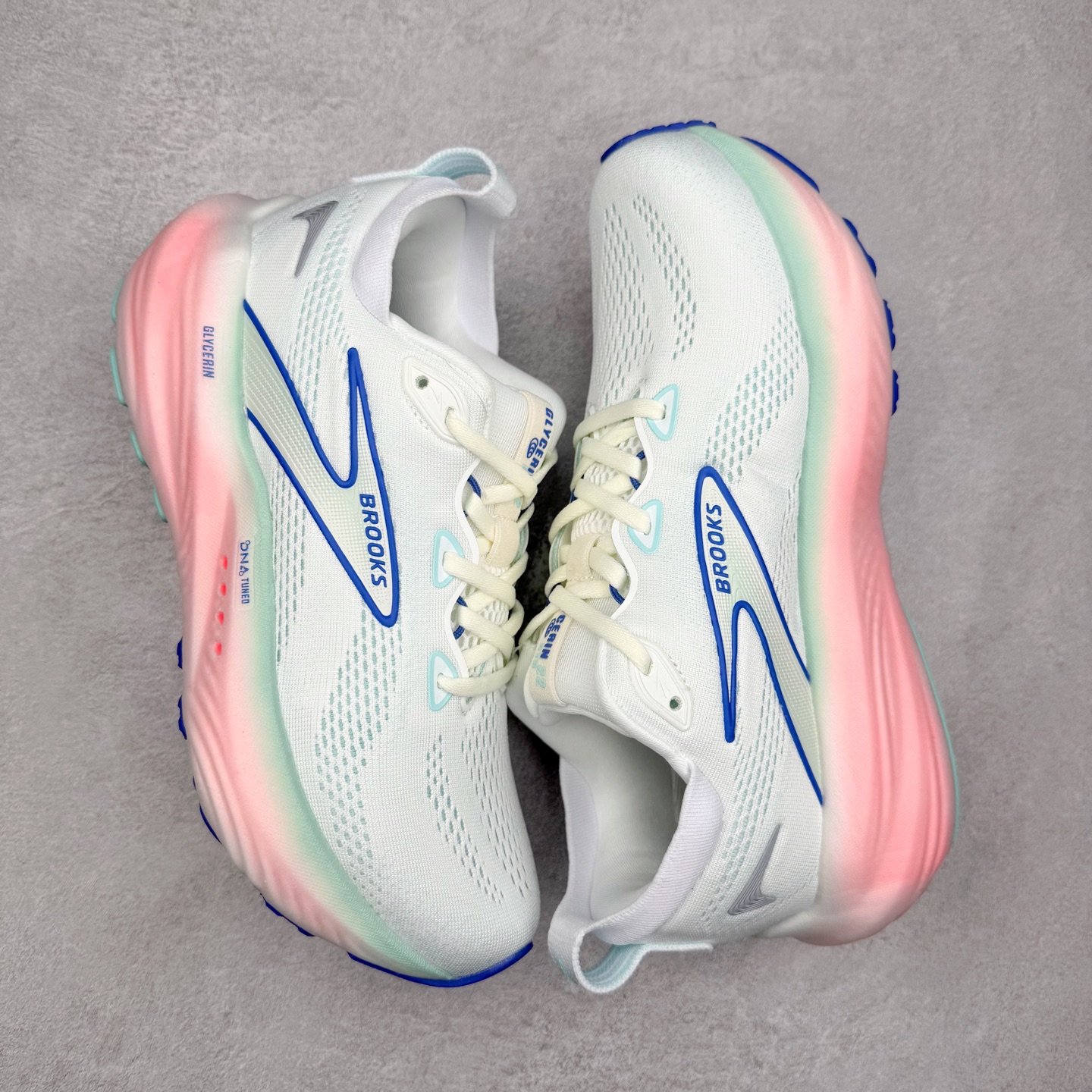 图片[3]-Brooks Glycerin GTS 22 布鲁克斯舒适百搭宽版防滑耐磨 低帮 休闲马拉松长跑跑步鞋 Brooks 四大跑鞋之一 百年品牌 跑鞋从外形上基本就能判断这是一款速度跑鞋 简洁干练的外形结构和极强的运动流线型看着非常有速度感 上脚的第一感觉是非常轻 美码9码的鞋单只206g不到 从个人偏好来说 200g左右的竞速鞋最具安全感 鞋面采用单层网布 很薄 前掌使用了大量开放式网眼 排气直接快速 透气性上乘 鞋舌也是轻量化设计 仅为一层麂皮 和脚背完美贴合 鞋舌中央有个防偏穿孔 从实际穿着来看 通常鞋舌都是外偏 如果是防偏穿孔位于中心 防偏效果其实并不十分有效 如果采用趋外侧的偏心设计更有效 鞋帮泡棉填充量不大 但非常紧凑 贴合舒适 包裹稳固 内置硬质TPU保证必要的稳定性 跑鞋中底采用的是DNA FLASH科技材料 DNA FLASH中底科技 是Brooks第一款将氮气注入中底的创新科技 主要原理是借助“超临界流体”发泡技术 将液态氮稳定的转化为气态氮 并使其均匀地形成无数紧密贴合的密闭式气囊结构 尺码：36 36.5 37.5 38 38.5 39 40 40.5 41 42 42.5 43 44 44.5 45 46-选品中心