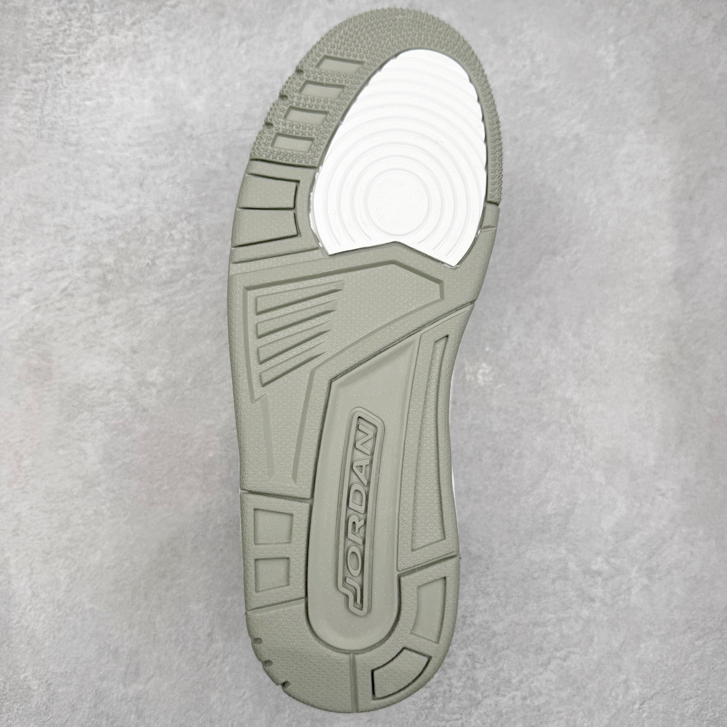 图片[9]-Jordan Spizike Low AJ复古低帮篮球鞋 HQ3602-121 这款鞋子著名导演斯派克李的Jordan Spizike专属 预计于明年夏季推出全新低帮版本 将包括三款配色 经典爆裂纹非常复古 两款配色分别以大学红和黑曜石蓝进行区分 鞋身设计中依旧带有大象爆裂纹、鞋侧束带、塑胶网布等经典元素 之后 在鞋舌、内衬以及鞋底等位置缀以大学红和黑曜石蓝搭配 带来全新造型 尺码：36 36.5 37.5 38 38.5 39 40 40.5 41 42 42.5 43 44 44.5 45 46-选品中心