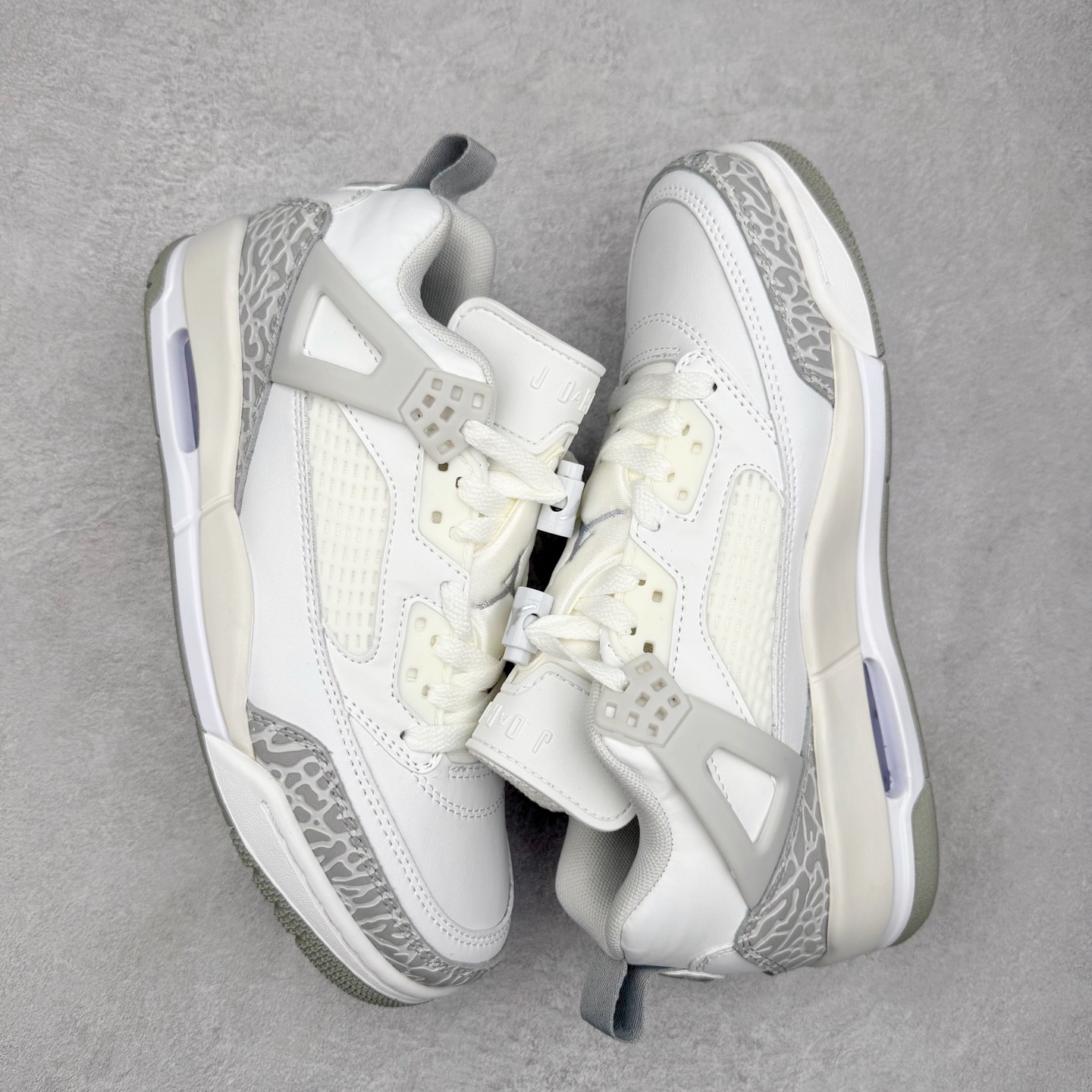 图片[3]-Jordan Spizike Low AJ复古低帮篮球鞋 HQ3602-121 这款鞋子著名导演斯派克李的Jordan Spizike专属 预计于明年夏季推出全新低帮版本 将包括三款配色 经典爆裂纹非常复古 两款配色分别以大学红和黑曜石蓝进行区分 鞋身设计中依旧带有大象爆裂纹、鞋侧束带、塑胶网布等经典元素 之后 在鞋舌、内衬以及鞋底等位置缀以大学红和黑曜石蓝搭配 带来全新造型 尺码：36 36.5 37.5 38 38.5 39 40 40.5 41 42 42.5 43 44 44.5 45 46-选品中心