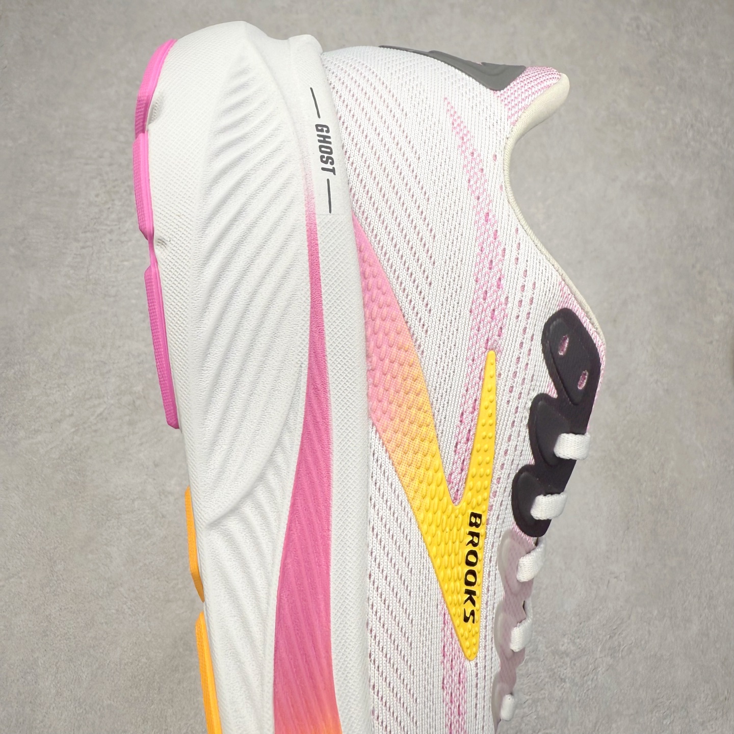 图片[6]-Brooks Glycerin GTS 22 布鲁克斯舒适百搭宽版防滑耐磨 低帮 休闲马拉松长跑跑步鞋 Brooks 四大跑鞋之一 百年品牌 跑鞋从外形上基本就能判断这是一款速度跑鞋 简洁干练的外形结构和极强的运动流线型看着非常有速度感 上脚的第一感觉是非常轻 美码9码的鞋单只206g不到 从个人偏好来说 200g左右的竞速鞋最具安全感 鞋面采用单层网布 很薄 前掌使用了大量开放式网眼 排气直接快速 透气性上乘 鞋舌也是轻量化设计 仅为一层麂皮 和脚背完美贴合 鞋舌中央有个防偏穿孔 从实际穿着来看 通常鞋舌都是外偏 如果是防偏穿孔位于中心 防偏效果其实并不十分有效 如果采用趋外侧的偏心设计更有效 鞋帮泡棉填充量不大 但非常紧凑 贴合舒适 包裹稳固 内置硬质TPU保证必要的稳定性 跑鞋中底采用的是DNA FLASH科技材料 DNA FLASH中底科技 是Brooks第一款将氮气注入中底的创新科技 主要原理是借助“超临界流体”发泡技术 将液态氮稳定的转化为气态氮 并使其均匀地形成无数紧密贴合的密闭式气囊结构 尺码：36 36.5 37.5 38 38.5 39 40 40.5 41 42 42.5 43 44 44.5 45 46-选品中心