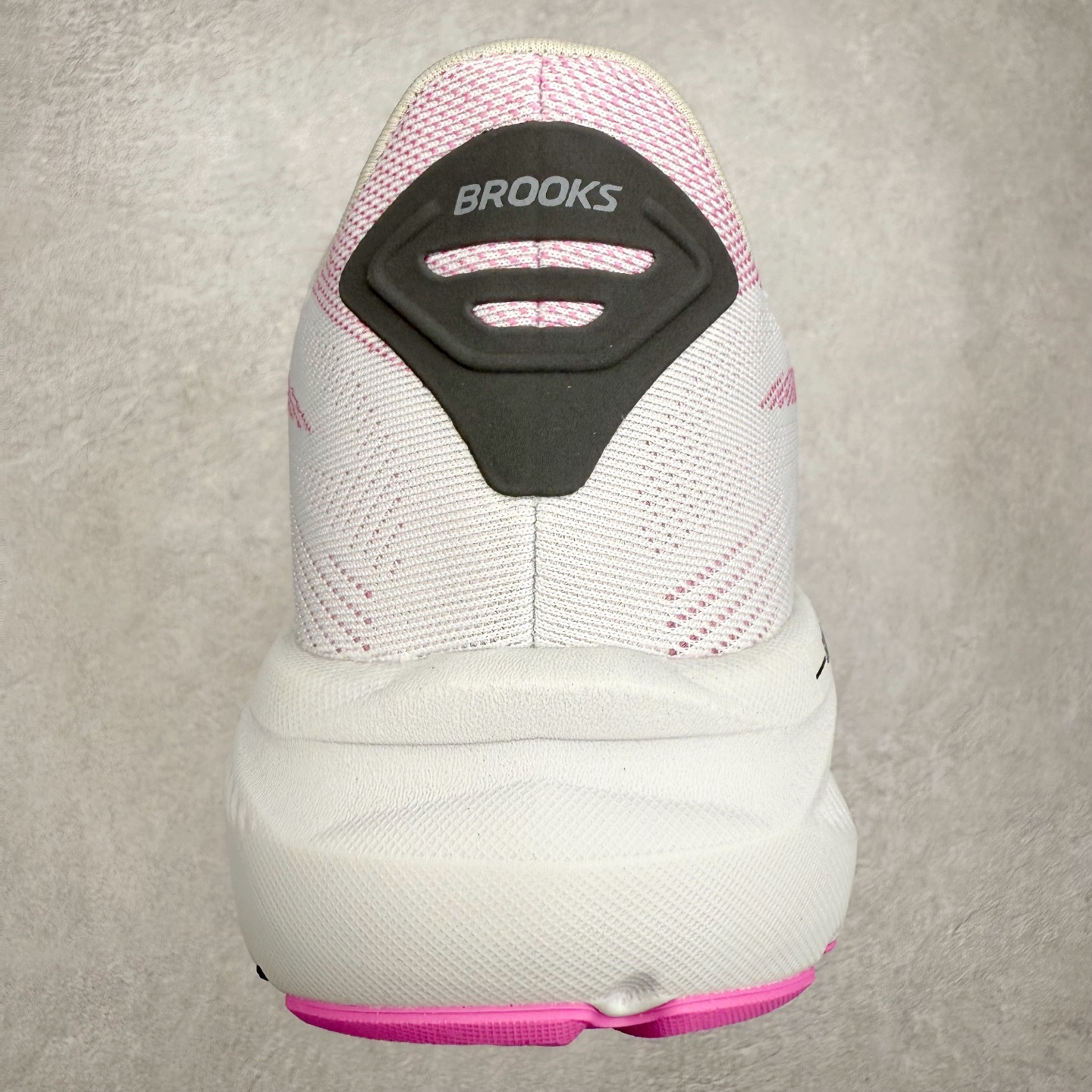 图片[8]-Brooks Glycerin GTS 22 布鲁克斯舒适百搭宽版防滑耐磨 低帮 休闲马拉松长跑跑步鞋 Brooks 四大跑鞋之一 百年品牌 跑鞋从外形上基本就能判断这是一款速度跑鞋 简洁干练的外形结构和极强的运动流线型看着非常有速度感 上脚的第一感觉是非常轻 美码9码的鞋单只206g不到 从个人偏好来说 200g左右的竞速鞋最具安全感 鞋面采用单层网布 很薄 前掌使用了大量开放式网眼 排气直接快速 透气性上乘 鞋舌也是轻量化设计 仅为一层麂皮 和脚背完美贴合 鞋舌中央有个防偏穿孔 从实际穿着来看 通常鞋舌都是外偏 如果是防偏穿孔位于中心 防偏效果其实并不十分有效 如果采用趋外侧的偏心设计更有效 鞋帮泡棉填充量不大 但非常紧凑 贴合舒适 包裹稳固 内置硬质TPU保证必要的稳定性 跑鞋中底采用的是DNA FLASH科技材料 DNA FLASH中底科技 是Brooks第一款将氮气注入中底的创新科技 主要原理是借助“超临界流体”发泡技术 将液态氮稳定的转化为气态氮 并使其均匀地形成无数紧密贴合的密闭式气囊结构 尺码：36 36.5 37.5 38 38.5 39 40 40.5 41 42 42.5 43 44 44.5 45 46-选品中心