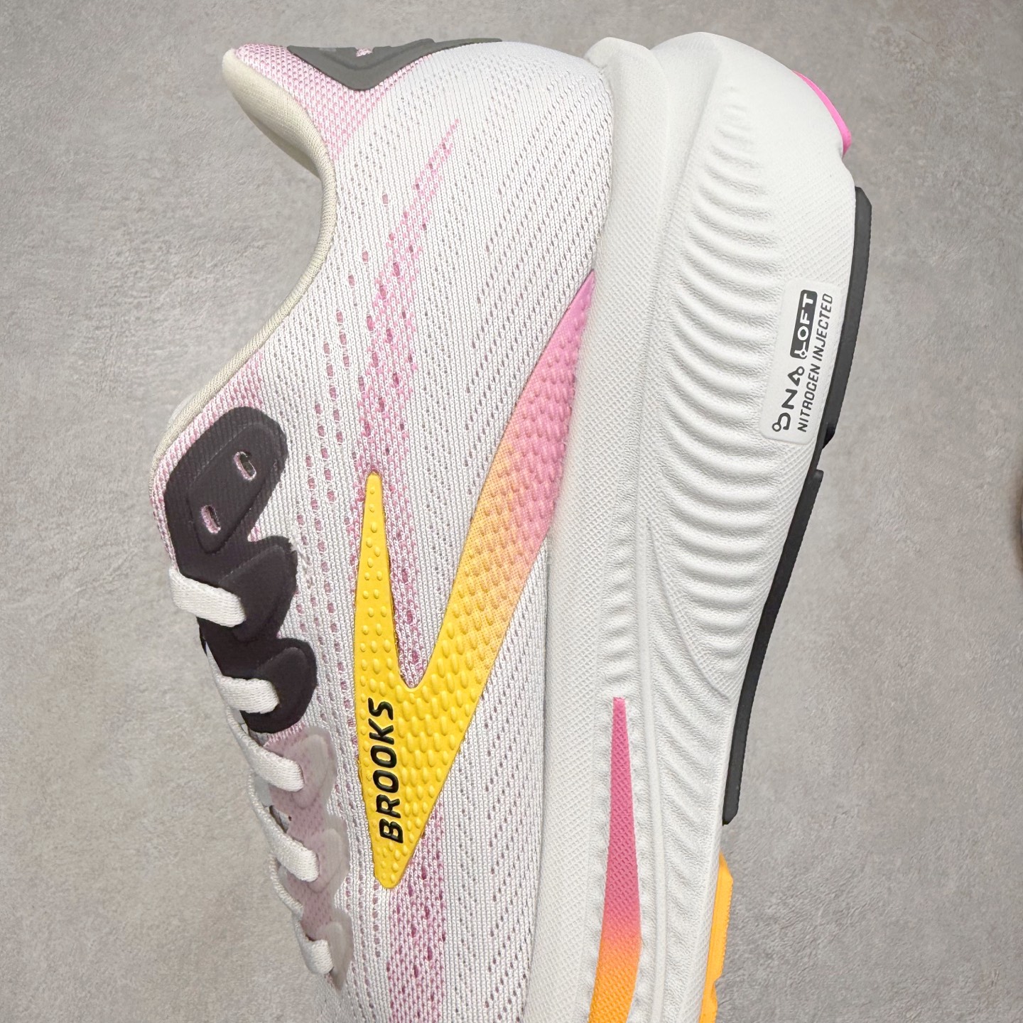 图片[7]-Brooks Glycerin GTS 22 布鲁克斯舒适百搭宽版防滑耐磨 低帮 休闲马拉松长跑跑步鞋 Brooks 四大跑鞋之一 百年品牌 跑鞋从外形上基本就能判断这是一款速度跑鞋 简洁干练的外形结构和极强的运动流线型看着非常有速度感 上脚的第一感觉是非常轻 美码9码的鞋单只206g不到 从个人偏好来说 200g左右的竞速鞋最具安全感 鞋面采用单层网布 很薄 前掌使用了大量开放式网眼 排气直接快速 透气性上乘 鞋舌也是轻量化设计 仅为一层麂皮 和脚背完美贴合 鞋舌中央有个防偏穿孔 从实际穿着来看 通常鞋舌都是外偏 如果是防偏穿孔位于中心 防偏效果其实并不十分有效 如果采用趋外侧的偏心设计更有效 鞋帮泡棉填充量不大 但非常紧凑 贴合舒适 包裹稳固 内置硬质TPU保证必要的稳定性 跑鞋中底采用的是DNA FLASH科技材料 DNA FLASH中底科技 是Brooks第一款将氮气注入中底的创新科技 主要原理是借助“超临界流体”发泡技术 将液态氮稳定的转化为气态氮 并使其均匀地形成无数紧密贴合的密闭式气囊结构 尺码：36 36.5 37.5 38 38.5 39 40 40.5 41 42 42.5 43 44 44.5 45 46-选品中心