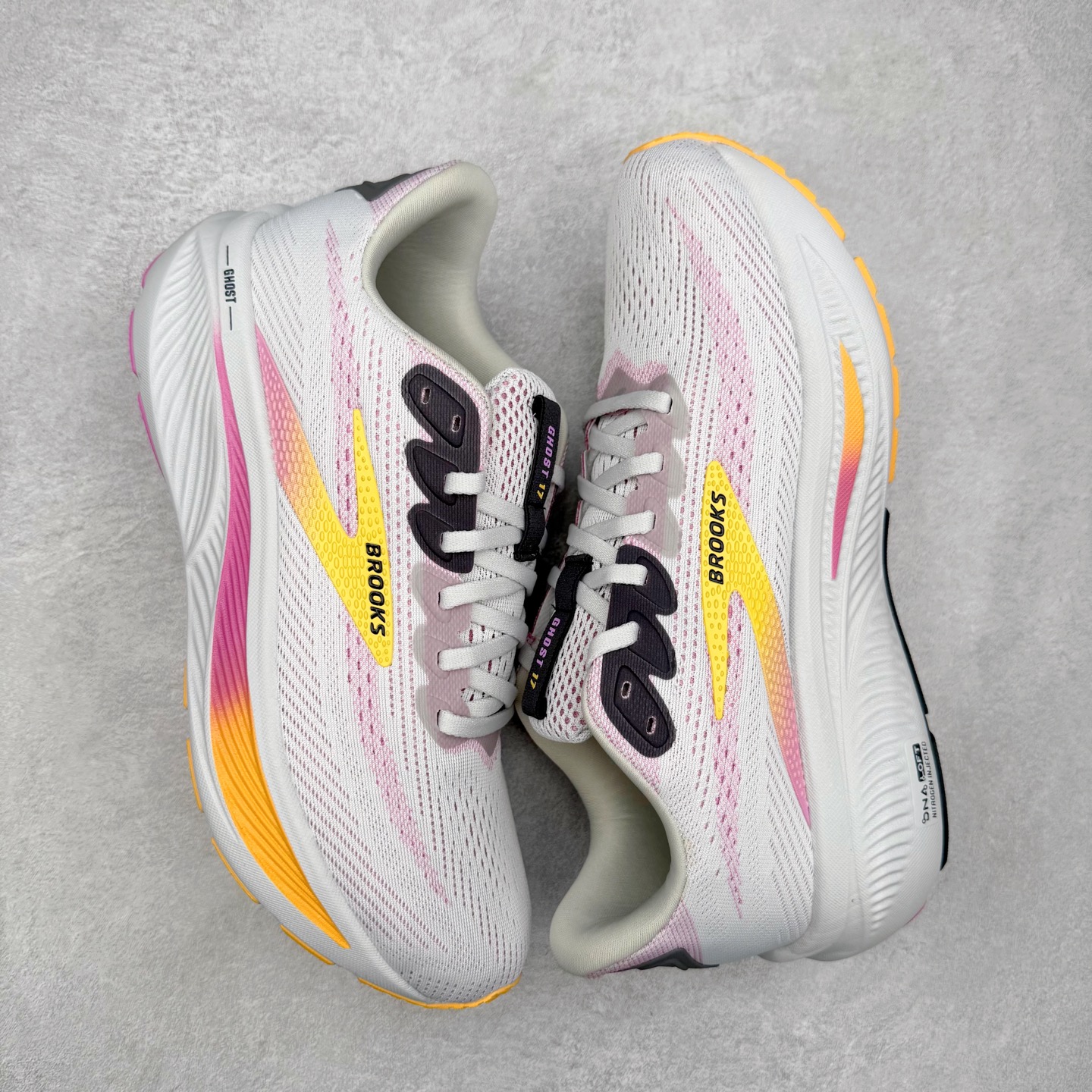 图片[3]-Brooks Glycerin GTS 22 布鲁克斯舒适百搭宽版防滑耐磨 低帮 休闲马拉松长跑跑步鞋 Brooks 四大跑鞋之一 百年品牌 跑鞋从外形上基本就能判断这是一款速度跑鞋 简洁干练的外形结构和极强的运动流线型看着非常有速度感 上脚的第一感觉是非常轻 美码9码的鞋单只206g不到 从个人偏好来说 200g左右的竞速鞋最具安全感 鞋面采用单层网布 很薄 前掌使用了大量开放式网眼 排气直接快速 透气性上乘 鞋舌也是轻量化设计 仅为一层麂皮 和脚背完美贴合 鞋舌中央有个防偏穿孔 从实际穿着来看 通常鞋舌都是外偏 如果是防偏穿孔位于中心 防偏效果其实并不十分有效 如果采用趋外侧的偏心设计更有效 鞋帮泡棉填充量不大 但非常紧凑 贴合舒适 包裹稳固 内置硬质TPU保证必要的稳定性 跑鞋中底采用的是DNA FLASH科技材料 DNA FLASH中底科技 是Brooks第一款将氮气注入中底的创新科技 主要原理是借助“超临界流体”发泡技术 将液态氮稳定的转化为气态氮 并使其均匀地形成无数紧密贴合的密闭式气囊结构 尺码：36 36.5 37.5 38 38.5 39 40 40.5 41 42 42.5 43 44 44.5 45 46-选品中心