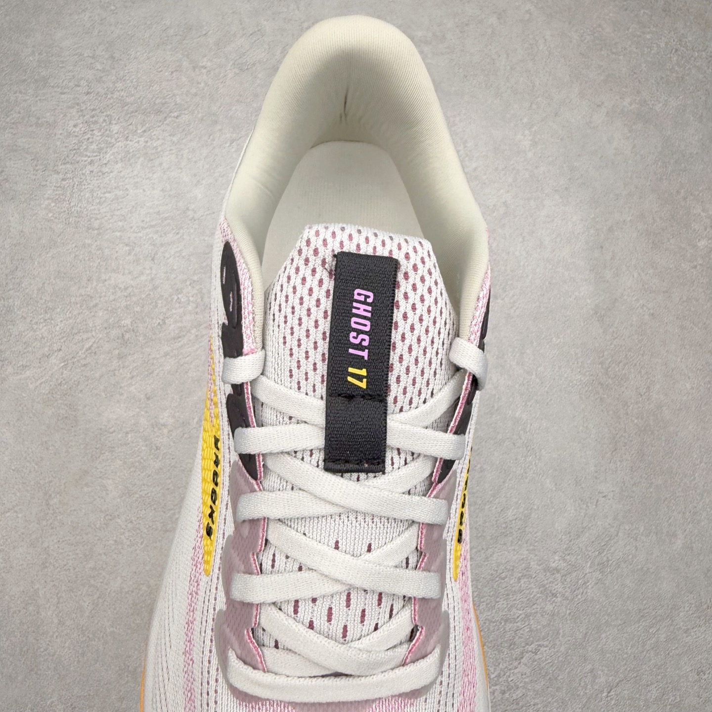 图片[5]-Brooks Glycerin GTS 22 布鲁克斯舒适百搭宽版防滑耐磨 低帮 休闲马拉松长跑跑步鞋 Brooks 四大跑鞋之一 百年品牌 跑鞋从外形上基本就能判断这是一款速度跑鞋 简洁干练的外形结构和极强的运动流线型看着非常有速度感 上脚的第一感觉是非常轻 美码9码的鞋单只206g不到 从个人偏好来说 200g左右的竞速鞋最具安全感 鞋面采用单层网布 很薄 前掌使用了大量开放式网眼 排气直接快速 透气性上乘 鞋舌也是轻量化设计 仅为一层麂皮 和脚背完美贴合 鞋舌中央有个防偏穿孔 从实际穿着来看 通常鞋舌都是外偏 如果是防偏穿孔位于中心 防偏效果其实并不十分有效 如果采用趋外侧的偏心设计更有效 鞋帮泡棉填充量不大 但非常紧凑 贴合舒适 包裹稳固 内置硬质TPU保证必要的稳定性 跑鞋中底采用的是DNA FLASH科技材料 DNA FLASH中底科技 是Brooks第一款将氮气注入中底的创新科技 主要原理是借助“超临界流体”发泡技术 将液态氮稳定的转化为气态氮 并使其均匀地形成无数紧密贴合的密闭式气囊结构 尺码：36 36.5 37.5 38 38.5 39 40 40.5 41 42 42.5 43 44 44.5 45 46-选品中心