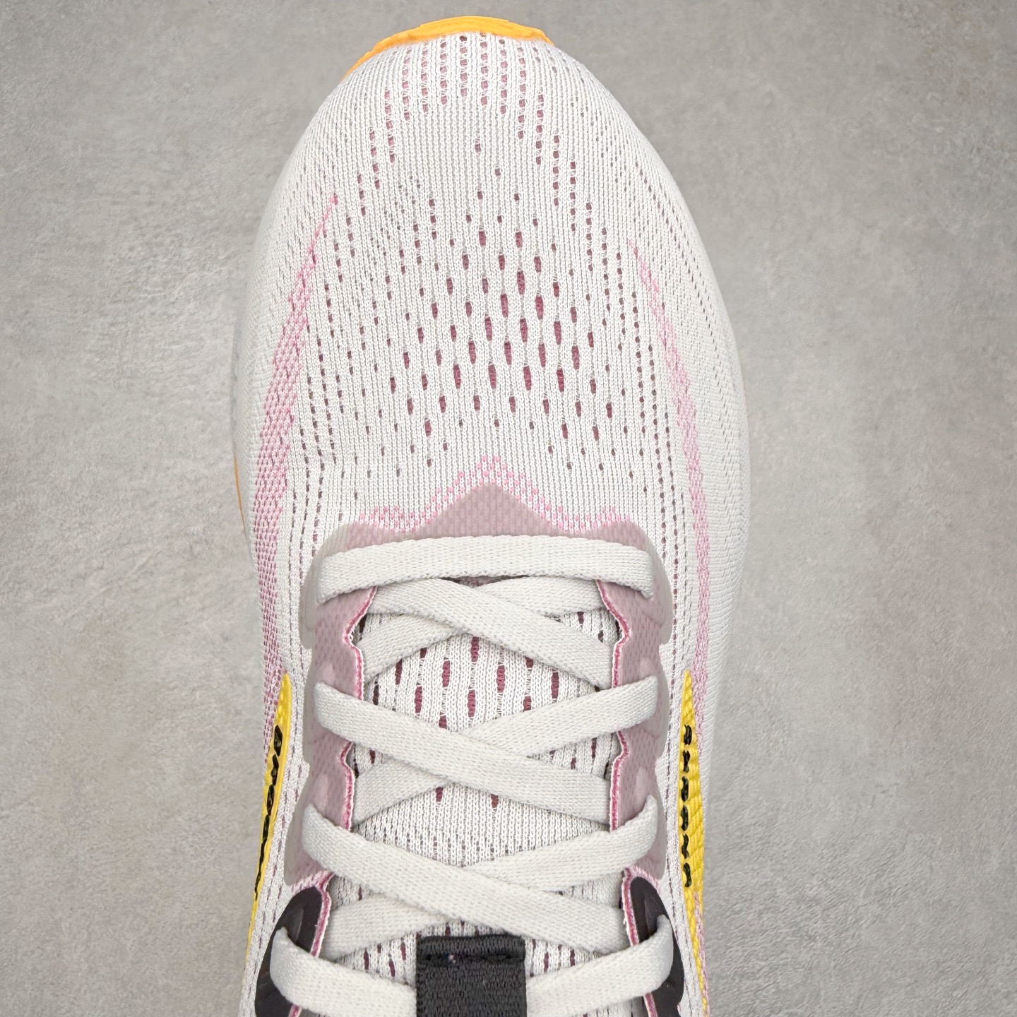 图片[4]-Brooks Glycerin GTS 22 布鲁克斯舒适百搭宽版防滑耐磨 低帮 休闲马拉松长跑跑步鞋 Brooks 四大跑鞋之一 百年品牌 跑鞋从外形上基本就能判断这是一款速度跑鞋 简洁干练的外形结构和极强的运动流线型看着非常有速度感 上脚的第一感觉是非常轻 美码9码的鞋单只206g不到 从个人偏好来说 200g左右的竞速鞋最具安全感 鞋面采用单层网布 很薄 前掌使用了大量开放式网眼 排气直接快速 透气性上乘 鞋舌也是轻量化设计 仅为一层麂皮 和脚背完美贴合 鞋舌中央有个防偏穿孔 从实际穿着来看 通常鞋舌都是外偏 如果是防偏穿孔位于中心 防偏效果其实并不十分有效 如果采用趋外侧的偏心设计更有效 鞋帮泡棉填充量不大 但非常紧凑 贴合舒适 包裹稳固 内置硬质TPU保证必要的稳定性 跑鞋中底采用的是DNA FLASH科技材料 DNA FLASH中底科技 是Brooks第一款将氮气注入中底的创新科技 主要原理是借助“超临界流体”发泡技术 将液态氮稳定的转化为气态氮 并使其均匀地形成无数紧密贴合的密闭式气囊结构 尺码：36 36.5 37.5 38 38.5 39 40 40.5 41 42 42.5 43 44 44.5 45 46-选品中心