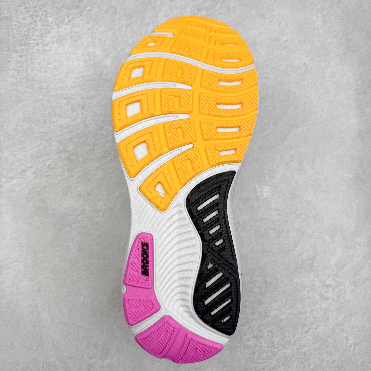 图片[9]-Brooks Glycerin GTS 22 布鲁克斯舒适百搭宽版防滑耐磨 低帮 休闲马拉松长跑跑步鞋 Brooks 四大跑鞋之一 百年品牌 跑鞋从外形上基本就能判断这是一款速度跑鞋 简洁干练的外形结构和极强的运动流线型看着非常有速度感 上脚的第一感觉是非常轻 美码9码的鞋单只206g不到 从个人偏好来说 200g左右的竞速鞋最具安全感 鞋面采用单层网布 很薄 前掌使用了大量开放式网眼 排气直接快速 透气性上乘 鞋舌也是轻量化设计 仅为一层麂皮 和脚背完美贴合 鞋舌中央有个防偏穿孔 从实际穿着来看 通常鞋舌都是外偏 如果是防偏穿孔位于中心 防偏效果其实并不十分有效 如果采用趋外侧的偏心设计更有效 鞋帮泡棉填充量不大 但非常紧凑 贴合舒适 包裹稳固 内置硬质TPU保证必要的稳定性 跑鞋中底采用的是DNA FLASH科技材料 DNA FLASH中底科技 是Brooks第一款将氮气注入中底的创新科技 主要原理是借助“超临界流体”发泡技术 将液态氮稳定的转化为气态氮 并使其均匀地形成无数紧密贴合的密闭式气囊结构 尺码：36 36.5 37.5 38 38.5 39 40 40.5 41 42 42.5 43 44 44.5 45 46-选品中心