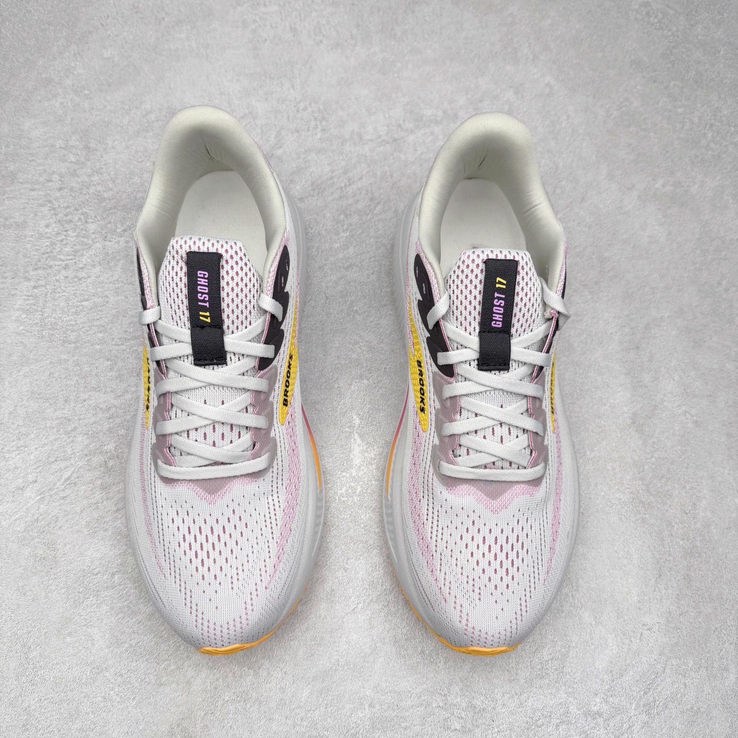 图片[2]-Brooks Glycerin GTS 22 布鲁克斯舒适百搭宽版防滑耐磨 低帮 休闲马拉松长跑跑步鞋 Brooks 四大跑鞋之一 百年品牌 跑鞋从外形上基本就能判断这是一款速度跑鞋 简洁干练的外形结构和极强的运动流线型看着非常有速度感 上脚的第一感觉是非常轻 美码9码的鞋单只206g不到 从个人偏好来说 200g左右的竞速鞋最具安全感 鞋面采用单层网布 很薄 前掌使用了大量开放式网眼 排气直接快速 透气性上乘 鞋舌也是轻量化设计 仅为一层麂皮 和脚背完美贴合 鞋舌中央有个防偏穿孔 从实际穿着来看 通常鞋舌都是外偏 如果是防偏穿孔位于中心 防偏效果其实并不十分有效 如果采用趋外侧的偏心设计更有效 鞋帮泡棉填充量不大 但非常紧凑 贴合舒适 包裹稳固 内置硬质TPU保证必要的稳定性 跑鞋中底采用的是DNA FLASH科技材料 DNA FLASH中底科技 是Brooks第一款将氮气注入中底的创新科技 主要原理是借助“超临界流体”发泡技术 将液态氮稳定的转化为气态氮 并使其均匀地形成无数紧密贴合的密闭式气囊结构 尺码：36 36.5 37.5 38 38.5 39 40 40.5 41 42 42.5 43 44 44.5 45 46-选品中心