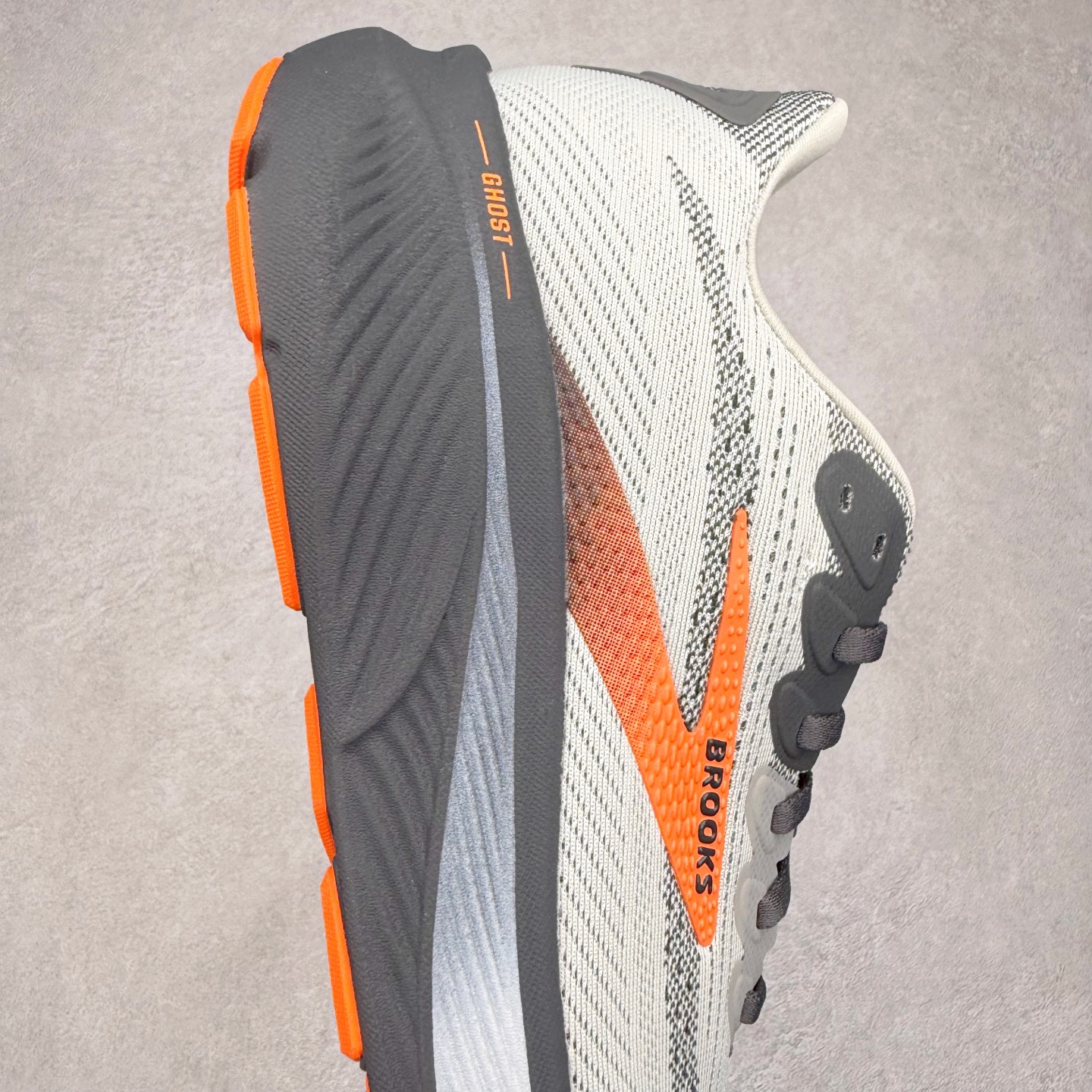 图片[6]-Brooks Glycerin GTS 22 布鲁克斯舒适百搭宽版防滑耐磨 低帮 休闲马拉松长跑跑步鞋 Brooks 四大跑鞋之一 百年品牌 跑鞋从外形上基本就能判断这是一款速度跑鞋 简洁干练的外形结构和极强的运动流线型看着非常有速度感 上脚的第一感觉是非常轻 美码9码的鞋单只206g不到 从个人偏好来说 200g左右的竞速鞋最具安全感 鞋面采用单层网布 很薄 前掌使用了大量开放式网眼 排气直接快速 透气性上乘 鞋舌也是轻量化设计 仅为一层麂皮 和脚背完美贴合 鞋舌中央有个防偏穿孔 从实际穿着来看 通常鞋舌都是外偏 如果是防偏穿孔位于中心 防偏效果其实并不十分有效 如果采用趋外侧的偏心设计更有效 鞋帮泡棉填充量不大 但非常紧凑 贴合舒适 包裹稳固 内置硬质TPU保证必要的稳定性 跑鞋中底采用的是DNA FLASH科技材料 DNA FLASH中底科技 是Brooks第一款将氮气注入中底的创新科技 主要原理是借助“超临界流体”发泡技术 将液态氮稳定的转化为气态氮 并使其均匀地形成无数紧密贴合的密闭式气囊结构 尺码：36 36.5 37.5 38 38.5 39 40 40.5 41 42 42.5 43 44 44.5 45 46-选品中心