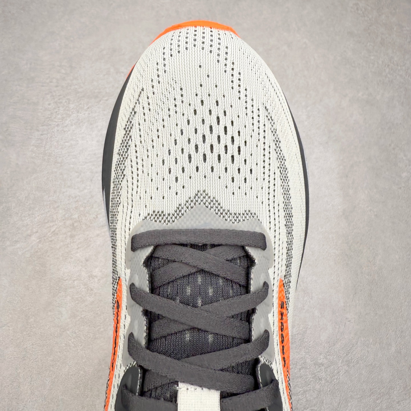 图片[4]-Brooks Glycerin GTS 22 布鲁克斯舒适百搭宽版防滑耐磨 低帮 休闲马拉松长跑跑步鞋 Brooks 四大跑鞋之一 百年品牌 跑鞋从外形上基本就能判断这是一款速度跑鞋 简洁干练的外形结构和极强的运动流线型看着非常有速度感 上脚的第一感觉是非常轻 美码9码的鞋单只206g不到 从个人偏好来说 200g左右的竞速鞋最具安全感 鞋面采用单层网布 很薄 前掌使用了大量开放式网眼 排气直接快速 透气性上乘 鞋舌也是轻量化设计 仅为一层麂皮 和脚背完美贴合 鞋舌中央有个防偏穿孔 从实际穿着来看 通常鞋舌都是外偏 如果是防偏穿孔位于中心 防偏效果其实并不十分有效 如果采用趋外侧的偏心设计更有效 鞋帮泡棉填充量不大 但非常紧凑 贴合舒适 包裹稳固 内置硬质TPU保证必要的稳定性 跑鞋中底采用的是DNA FLASH科技材料 DNA FLASH中底科技 是Brooks第一款将氮气注入中底的创新科技 主要原理是借助“超临界流体”发泡技术 将液态氮稳定的转化为气态氮 并使其均匀地形成无数紧密贴合的密闭式气囊结构 尺码：36 36.5 37.5 38 38.5 39 40 40.5 41 42 42.5 43 44 44.5 45 46-选品中心