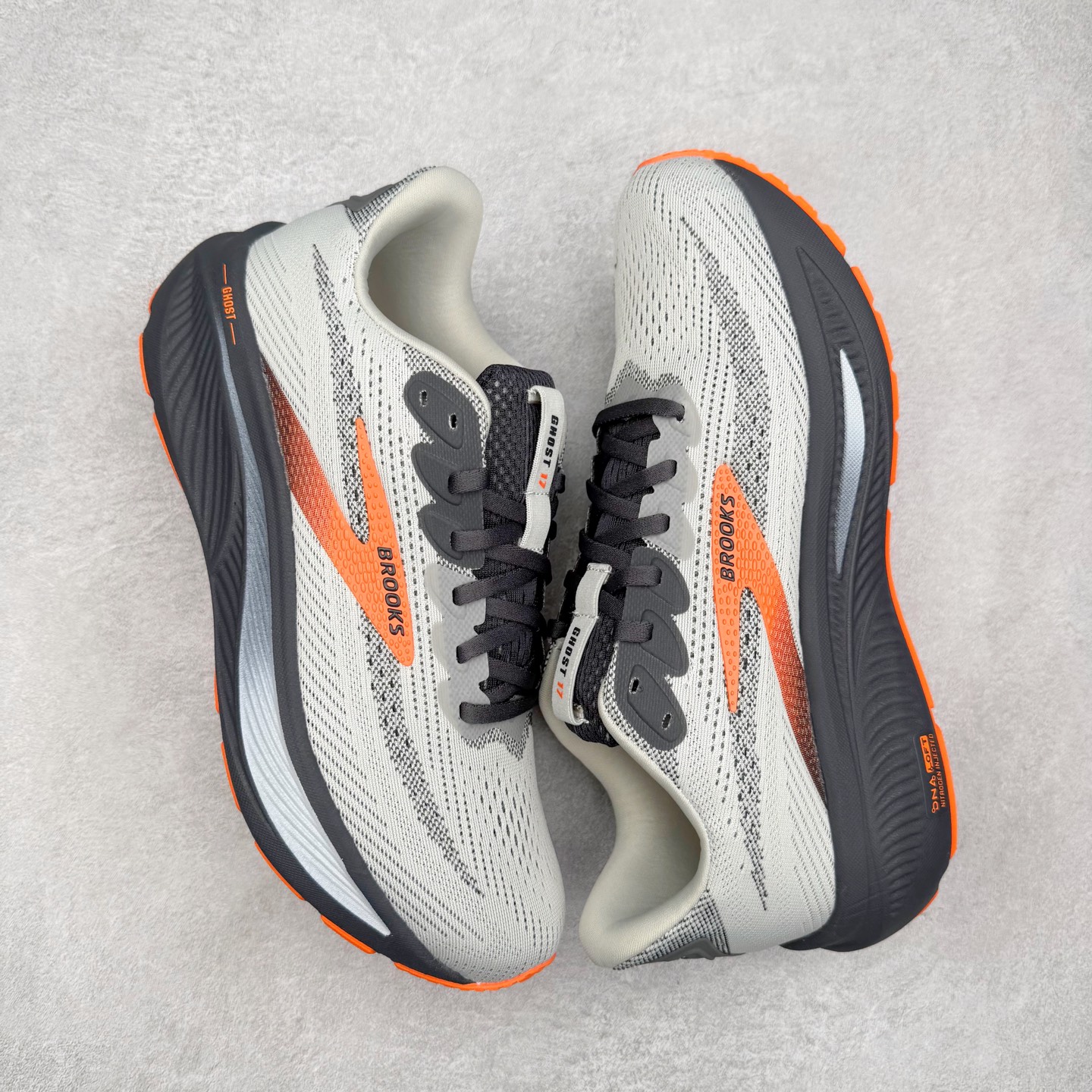 图片[3]-Brooks Glycerin GTS 22 布鲁克斯舒适百搭宽版防滑耐磨 低帮 休闲马拉松长跑跑步鞋 Brooks 四大跑鞋之一 百年品牌 跑鞋从外形上基本就能判断这是一款速度跑鞋 简洁干练的外形结构和极强的运动流线型看着非常有速度感 上脚的第一感觉是非常轻 美码9码的鞋单只206g不到 从个人偏好来说 200g左右的竞速鞋最具安全感 鞋面采用单层网布 很薄 前掌使用了大量开放式网眼 排气直接快速 透气性上乘 鞋舌也是轻量化设计 仅为一层麂皮 和脚背完美贴合 鞋舌中央有个防偏穿孔 从实际穿着来看 通常鞋舌都是外偏 如果是防偏穿孔位于中心 防偏效果其实并不十分有效 如果采用趋外侧的偏心设计更有效 鞋帮泡棉填充量不大 但非常紧凑 贴合舒适 包裹稳固 内置硬质TPU保证必要的稳定性 跑鞋中底采用的是DNA FLASH科技材料 DNA FLASH中底科技 是Brooks第一款将氮气注入中底的创新科技 主要原理是借助“超临界流体”发泡技术 将液态氮稳定的转化为气态氮 并使其均匀地形成无数紧密贴合的密闭式气囊结构 尺码：36 36.5 37.5 38 38.5 39 40 40.5 41 42 42.5 43 44 44.5 45 46-选品中心