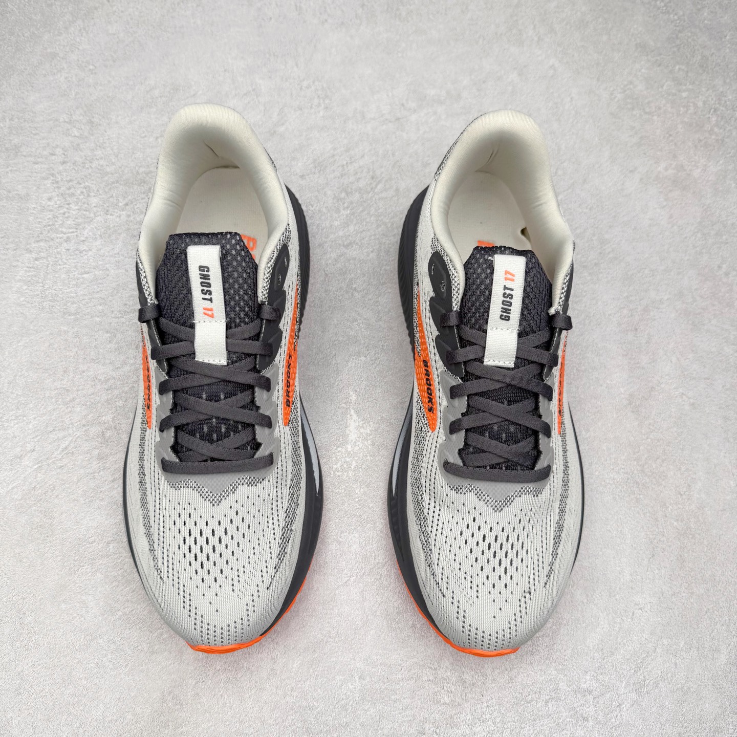 图片[2]-Brooks Glycerin GTS 22 布鲁克斯舒适百搭宽版防滑耐磨 低帮 休闲马拉松长跑跑步鞋 Brooks 四大跑鞋之一 百年品牌 跑鞋从外形上基本就能判断这是一款速度跑鞋 简洁干练的外形结构和极强的运动流线型看着非常有速度感 上脚的第一感觉是非常轻 美码9码的鞋单只206g不到 从个人偏好来说 200g左右的竞速鞋最具安全感 鞋面采用单层网布 很薄 前掌使用了大量开放式网眼 排气直接快速 透气性上乘 鞋舌也是轻量化设计 仅为一层麂皮 和脚背完美贴合 鞋舌中央有个防偏穿孔 从实际穿着来看 通常鞋舌都是外偏 如果是防偏穿孔位于中心 防偏效果其实并不十分有效 如果采用趋外侧的偏心设计更有效 鞋帮泡棉填充量不大 但非常紧凑 贴合舒适 包裹稳固 内置硬质TPU保证必要的稳定性 跑鞋中底采用的是DNA FLASH科技材料 DNA FLASH中底科技 是Brooks第一款将氮气注入中底的创新科技 主要原理是借助“超临界流体”发泡技术 将液态氮稳定的转化为气态氮 并使其均匀地形成无数紧密贴合的密闭式气囊结构 尺码：36 36.5 37.5 38 38.5 39 40 40.5 41 42 42.5 43 44 44.5 45 46-选品中心