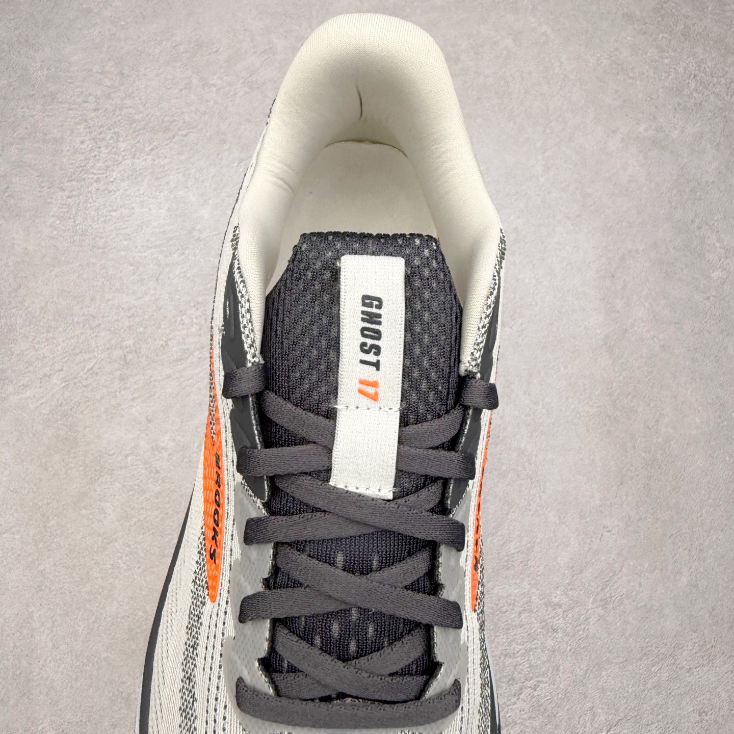 图片[5]-Brooks Glycerin GTS 22 布鲁克斯舒适百搭宽版防滑耐磨 低帮 休闲马拉松长跑跑步鞋 Brooks 四大跑鞋之一 百年品牌 跑鞋从外形上基本就能判断这是一款速度跑鞋 简洁干练的外形结构和极强的运动流线型看着非常有速度感 上脚的第一感觉是非常轻 美码9码的鞋单只206g不到 从个人偏好来说 200g左右的竞速鞋最具安全感 鞋面采用单层网布 很薄 前掌使用了大量开放式网眼 排气直接快速 透气性上乘 鞋舌也是轻量化设计 仅为一层麂皮 和脚背完美贴合 鞋舌中央有个防偏穿孔 从实际穿着来看 通常鞋舌都是外偏 如果是防偏穿孔位于中心 防偏效果其实并不十分有效 如果采用趋外侧的偏心设计更有效 鞋帮泡棉填充量不大 但非常紧凑 贴合舒适 包裹稳固 内置硬质TPU保证必要的稳定性 跑鞋中底采用的是DNA FLASH科技材料 DNA FLASH中底科技 是Brooks第一款将氮气注入中底的创新科技 主要原理是借助“超临界流体”发泡技术 将液态氮稳定的转化为气态氮 并使其均匀地形成无数紧密贴合的密闭式气囊结构 尺码：36 36.5 37.5 38 38.5 39 40 40.5 41 42 42.5 43 44 44.5 45 46-选品中心