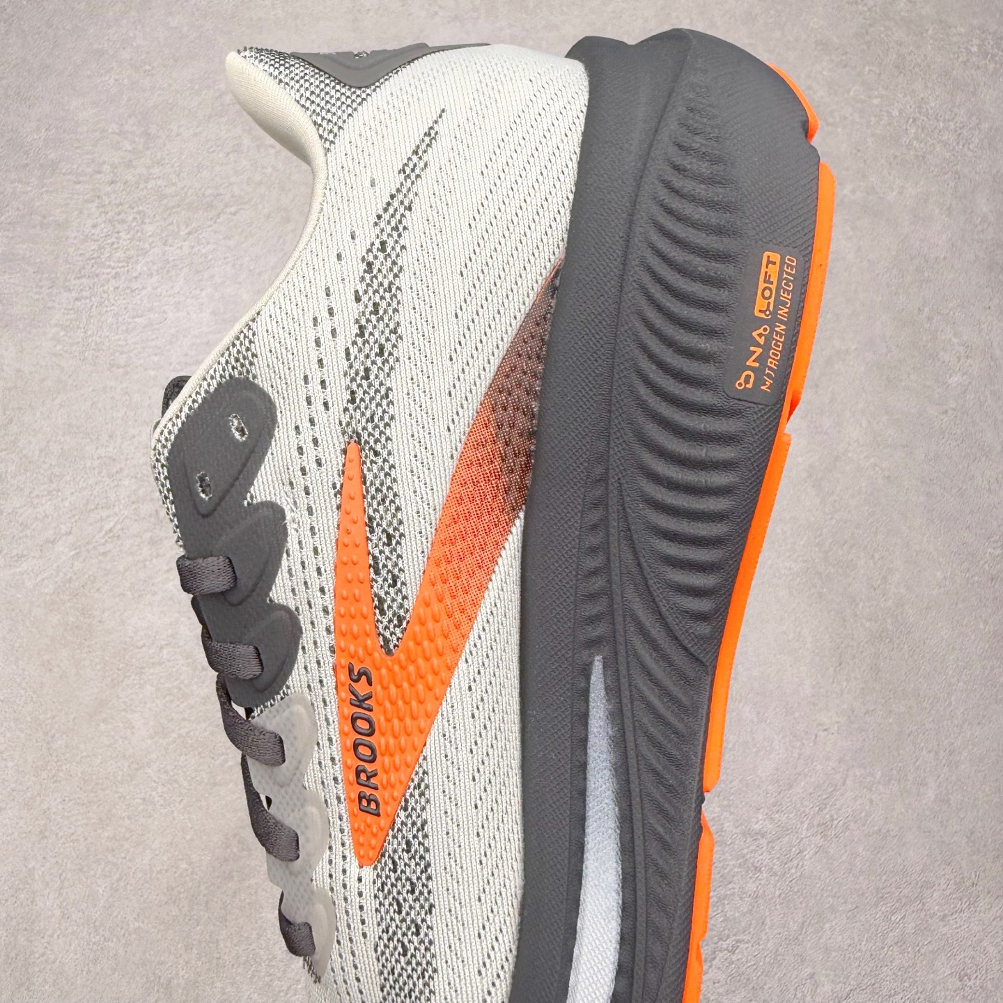 图片[7]-Brooks Glycerin GTS 22 布鲁克斯舒适百搭宽版防滑耐磨 低帮 休闲马拉松长跑跑步鞋 Brooks 四大跑鞋之一 百年品牌 跑鞋从外形上基本就能判断这是一款速度跑鞋 简洁干练的外形结构和极强的运动流线型看着非常有速度感 上脚的第一感觉是非常轻 美码9码的鞋单只206g不到 从个人偏好来说 200g左右的竞速鞋最具安全感 鞋面采用单层网布 很薄 前掌使用了大量开放式网眼 排气直接快速 透气性上乘 鞋舌也是轻量化设计 仅为一层麂皮 和脚背完美贴合 鞋舌中央有个防偏穿孔 从实际穿着来看 通常鞋舌都是外偏 如果是防偏穿孔位于中心 防偏效果其实并不十分有效 如果采用趋外侧的偏心设计更有效 鞋帮泡棉填充量不大 但非常紧凑 贴合舒适 包裹稳固 内置硬质TPU保证必要的稳定性 跑鞋中底采用的是DNA FLASH科技材料 DNA FLASH中底科技 是Brooks第一款将氮气注入中底的创新科技 主要原理是借助“超临界流体”发泡技术 将液态氮稳定的转化为气态氮 并使其均匀地形成无数紧密贴合的密闭式气囊结构 尺码：36 36.5 37.5 38 38.5 39 40 40.5 41 42 42.5 43 44 44.5 45 46-选品中心