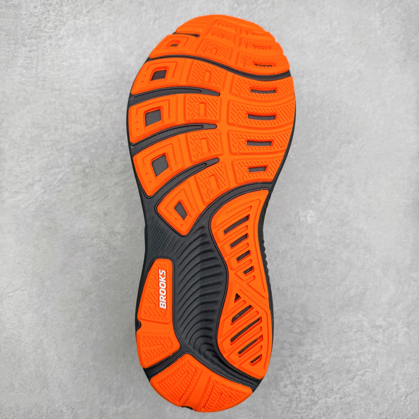 图片[9]-Brooks Glycerin GTS 22 布鲁克斯舒适百搭宽版防滑耐磨 低帮 休闲马拉松长跑跑步鞋 Brooks 四大跑鞋之一 百年品牌 跑鞋从外形上基本就能判断这是一款速度跑鞋 简洁干练的外形结构和极强的运动流线型看着非常有速度感 上脚的第一感觉是非常轻 美码9码的鞋单只206g不到 从个人偏好来说 200g左右的竞速鞋最具安全感 鞋面采用单层网布 很薄 前掌使用了大量开放式网眼 排气直接快速 透气性上乘 鞋舌也是轻量化设计 仅为一层麂皮 和脚背完美贴合 鞋舌中央有个防偏穿孔 从实际穿着来看 通常鞋舌都是外偏 如果是防偏穿孔位于中心 防偏效果其实并不十分有效 如果采用趋外侧的偏心设计更有效 鞋帮泡棉填充量不大 但非常紧凑 贴合舒适 包裹稳固 内置硬质TPU保证必要的稳定性 跑鞋中底采用的是DNA FLASH科技材料 DNA FLASH中底科技 是Brooks第一款将氮气注入中底的创新科技 主要原理是借助“超临界流体”发泡技术 将液态氮稳定的转化为气态氮 并使其均匀地形成无数紧密贴合的密闭式气囊结构 尺码：36 36.5 37.5 38 38.5 39 40 40.5 41 42 42.5 43 44 44.5 45 46-选品中心