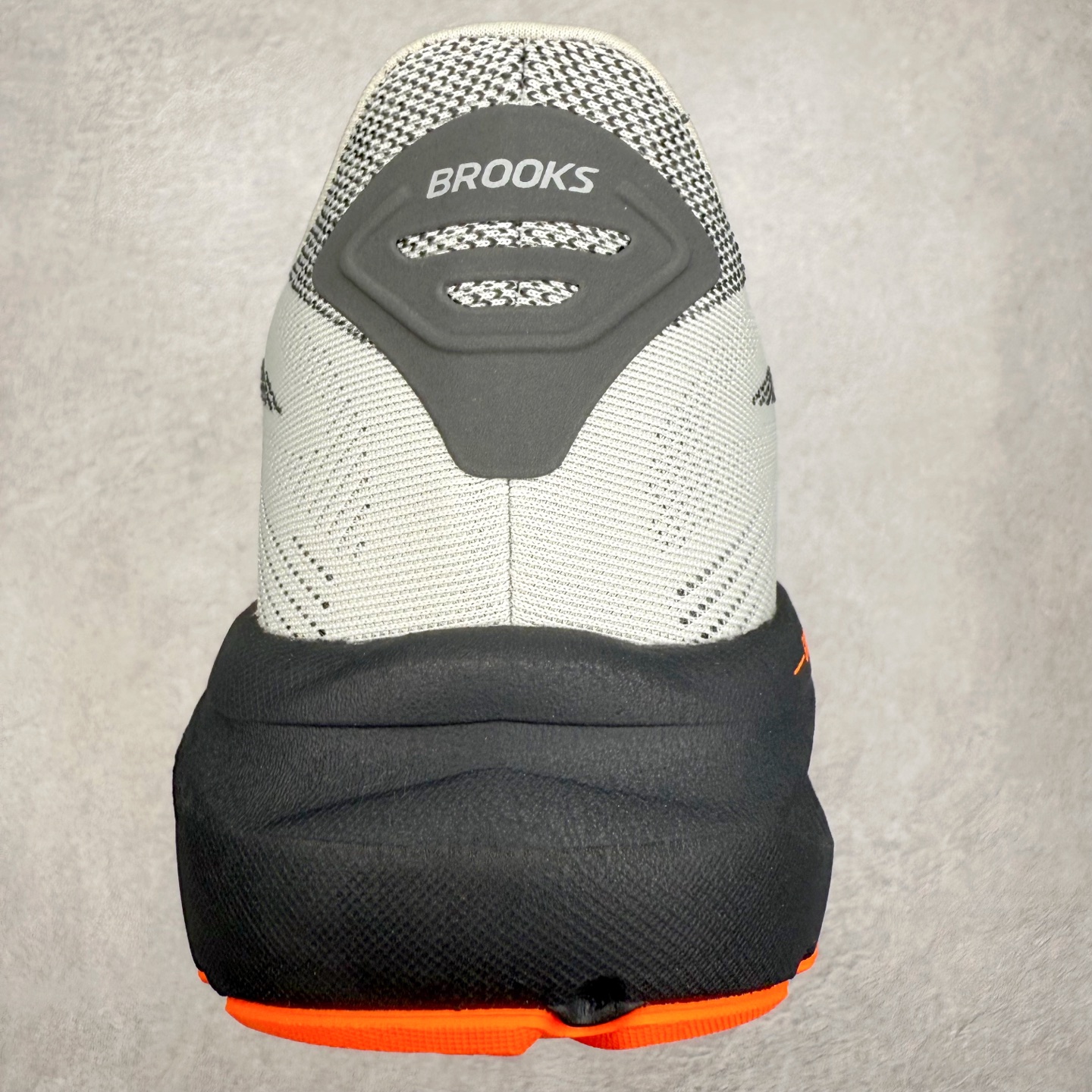 图片[8]-Brooks Glycerin GTS 22 布鲁克斯舒适百搭宽版防滑耐磨 低帮 休闲马拉松长跑跑步鞋 Brooks 四大跑鞋之一 百年品牌 跑鞋从外形上基本就能判断这是一款速度跑鞋 简洁干练的外形结构和极强的运动流线型看着非常有速度感 上脚的第一感觉是非常轻 美码9码的鞋单只206g不到 从个人偏好来说 200g左右的竞速鞋最具安全感 鞋面采用单层网布 很薄 前掌使用了大量开放式网眼 排气直接快速 透气性上乘 鞋舌也是轻量化设计 仅为一层麂皮 和脚背完美贴合 鞋舌中央有个防偏穿孔 从实际穿着来看 通常鞋舌都是外偏 如果是防偏穿孔位于中心 防偏效果其实并不十分有效 如果采用趋外侧的偏心设计更有效 鞋帮泡棉填充量不大 但非常紧凑 贴合舒适 包裹稳固 内置硬质TPU保证必要的稳定性 跑鞋中底采用的是DNA FLASH科技材料 DNA FLASH中底科技 是Brooks第一款将氮气注入中底的创新科技 主要原理是借助“超临界流体”发泡技术 将液态氮稳定的转化为气态氮 并使其均匀地形成无数紧密贴合的密闭式气囊结构 尺码：36 36.5 37.5 38 38.5 39 40 40.5 41 42 42.5 43 44 44.5 45 46-选品中心