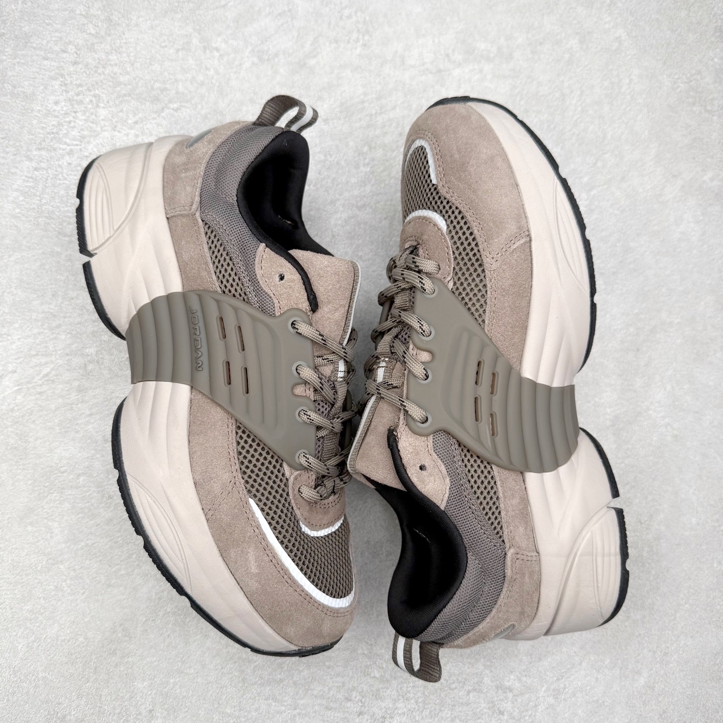 图片[3]-Jordan Trunner O/S AJ经典百搭透气生活休闲鞋 实拍调校N版已经零色差零失真 百分百还原实物色彩所见即所得 不存在货不对板色差等低级问题 选购参考实物拍摄 不混卖不参货 只用心做好货严格选品 承诺混一赔十 尺码：36 36.5 37.5 38 38.5 39 40 40.5 41 42 42.5 43 44 44.5 45-选品中心