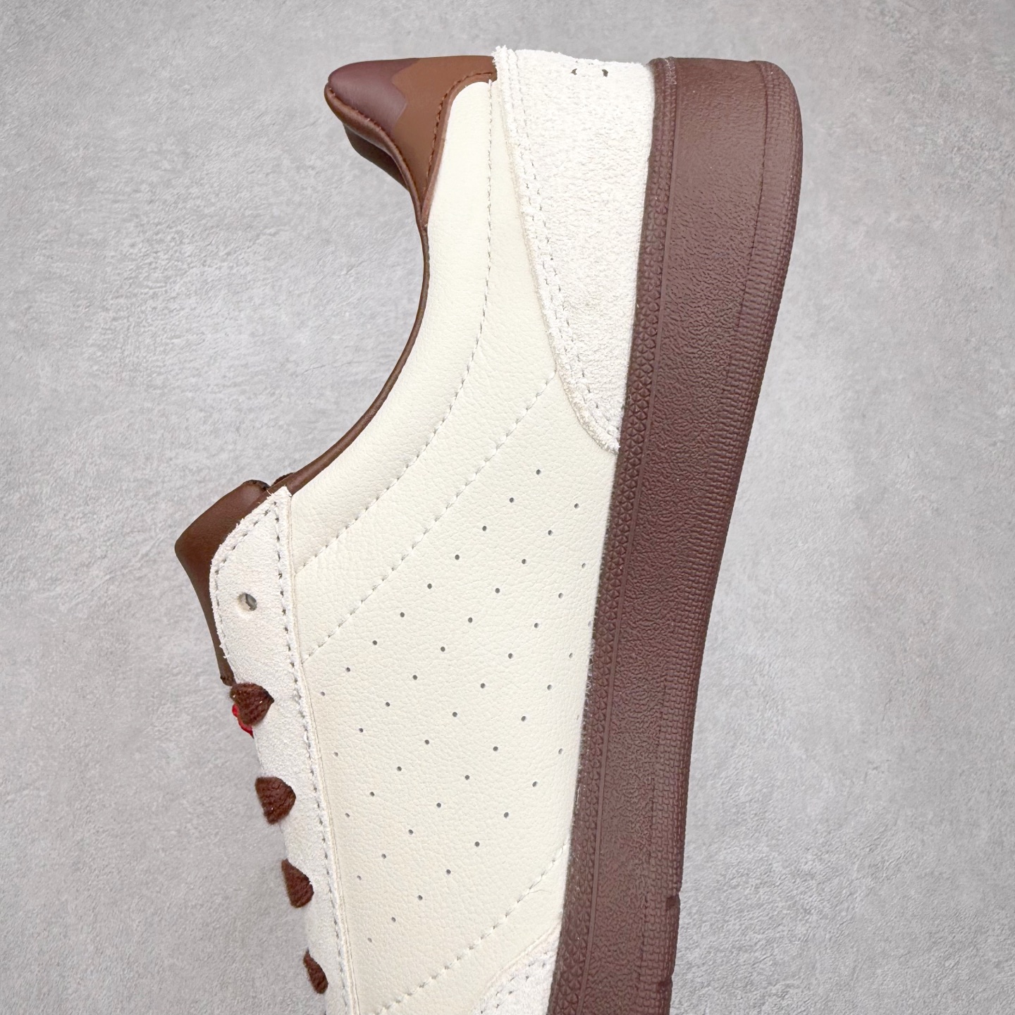 图片[7]-DESCENTE Chron 迪桑特复古拼接 舒适百搭 耐磨低帮生活休闲鞋 是一款集复古与现代于一体的低帮跑步鞋 简洁的牛皮鞋面不仅彰显出时尚的质感 还适用于多种场合的穿搭 这款鞋子的透气性能极佳 轻质弹性鞋底则提供了良好的舒适度和耐磨性 使你在行走或跑步时都能感受到脚底的柔软与支撑 尺码：36 36.5 37.5 38 38.5 39 40 40.5 41 42 42.5 43 44 44.5 45-选品中心