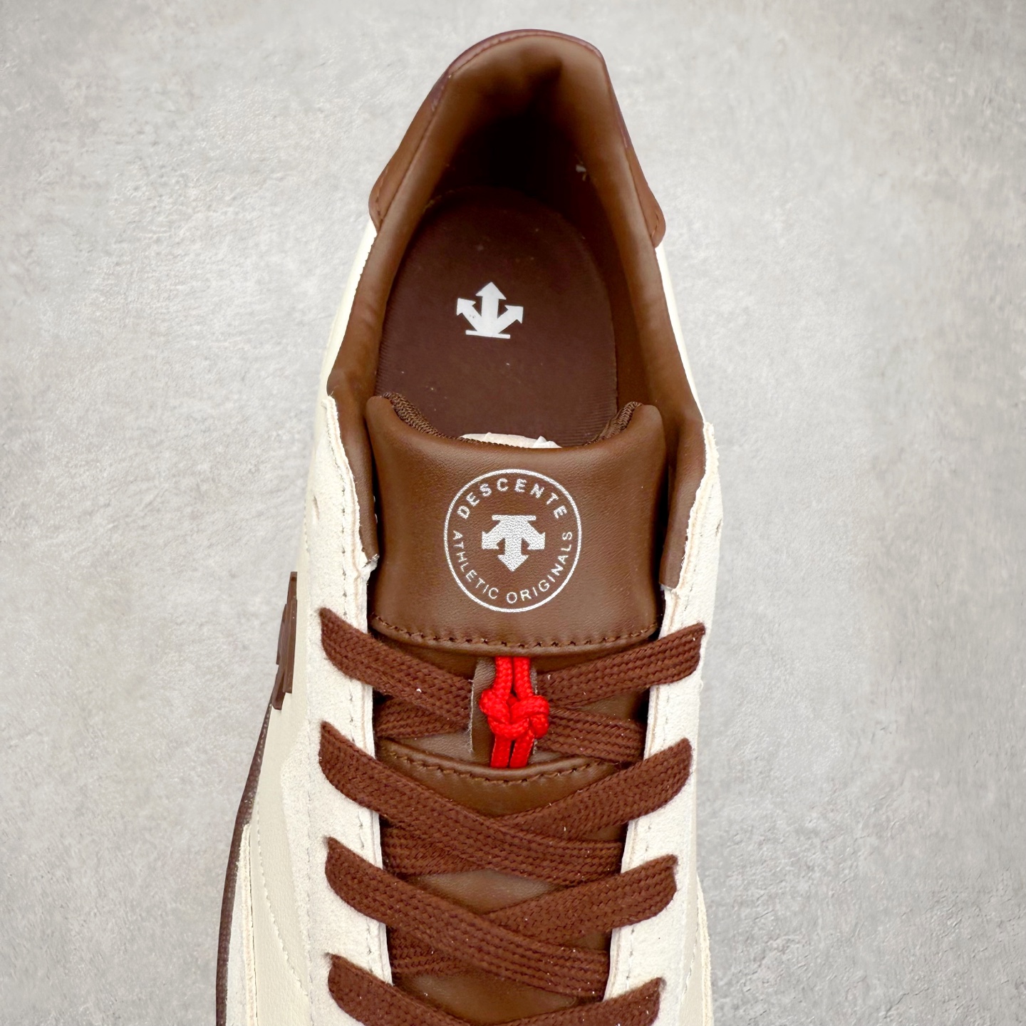 图片[5]-DESCENTE Chron 迪桑特复古拼接 舒适百搭 耐磨低帮生活休闲鞋 是一款集复古与现代于一体的低帮跑步鞋 简洁的牛皮鞋面不仅彰显出时尚的质感 还适用于多种场合的穿搭 这款鞋子的透气性能极佳 轻质弹性鞋底则提供了良好的舒适度和耐磨性 使你在行走或跑步时都能感受到脚底的柔软与支撑 尺码：36 36.5 37.5 38 38.5 39 40 40.5 41 42 42.5 43 44 44.5 45-选品中心