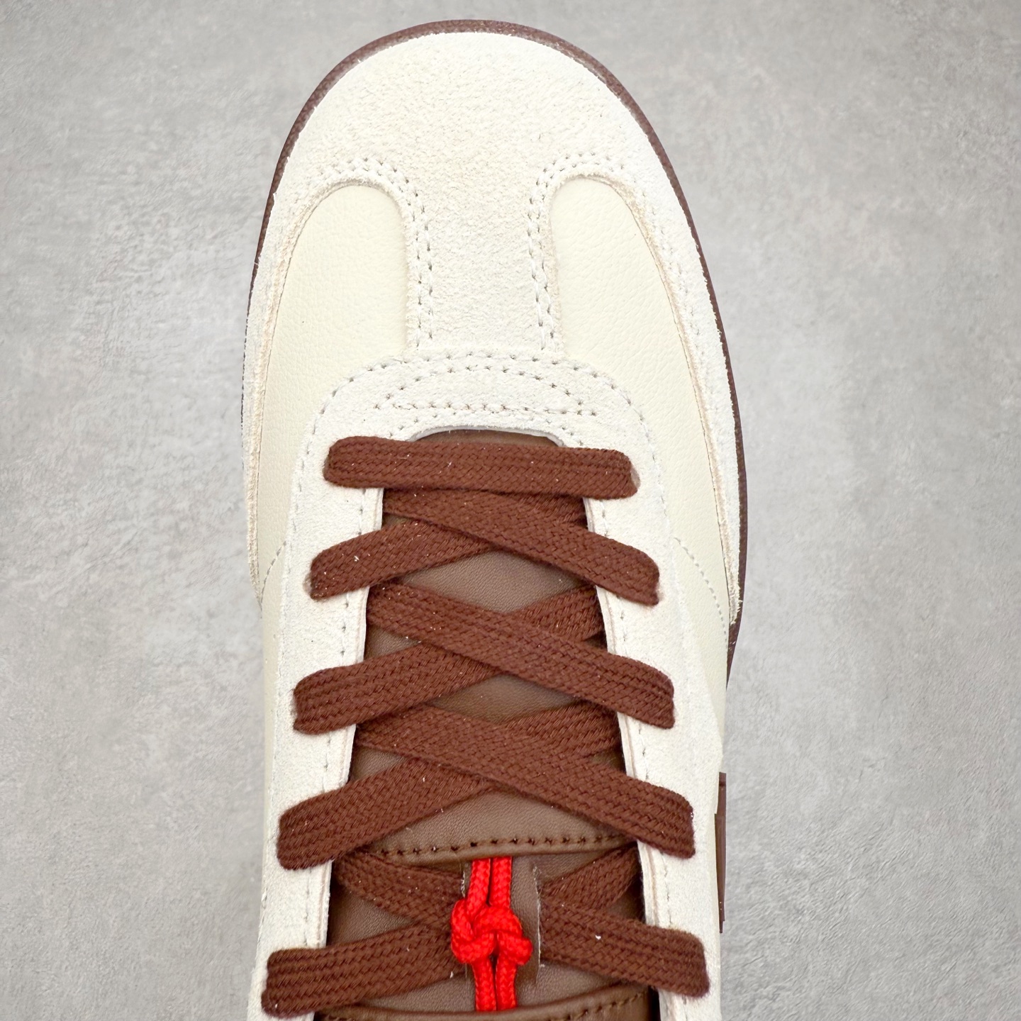 图片[4]-DESCENTE Chron 迪桑特复古拼接 舒适百搭 耐磨低帮生活休闲鞋 是一款集复古与现代于一体的低帮跑步鞋 简洁的牛皮鞋面不仅彰显出时尚的质感 还适用于多种场合的穿搭 这款鞋子的透气性能极佳 轻质弹性鞋底则提供了良好的舒适度和耐磨性 使你在行走或跑步时都能感受到脚底的柔软与支撑 尺码：36 36.5 37.5 38 38.5 39 40 40.5 41 42 42.5 43 44 44.5 45-选品中心