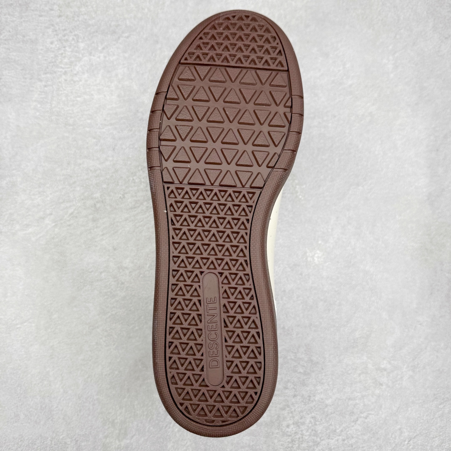 图片[9]-DESCENTE Chron 迪桑特复古拼接 舒适百搭 耐磨低帮生活休闲鞋 是一款集复古与现代于一体的低帮跑步鞋 简洁的牛皮鞋面不仅彰显出时尚的质感 还适用于多种场合的穿搭 这款鞋子的透气性能极佳 轻质弹性鞋底则提供了良好的舒适度和耐磨性 使你在行走或跑步时都能感受到脚底的柔软与支撑 尺码：36 36.5 37.5 38 38.5 39 40 40.5 41 42 42.5 43 44 44.5 45-选品中心