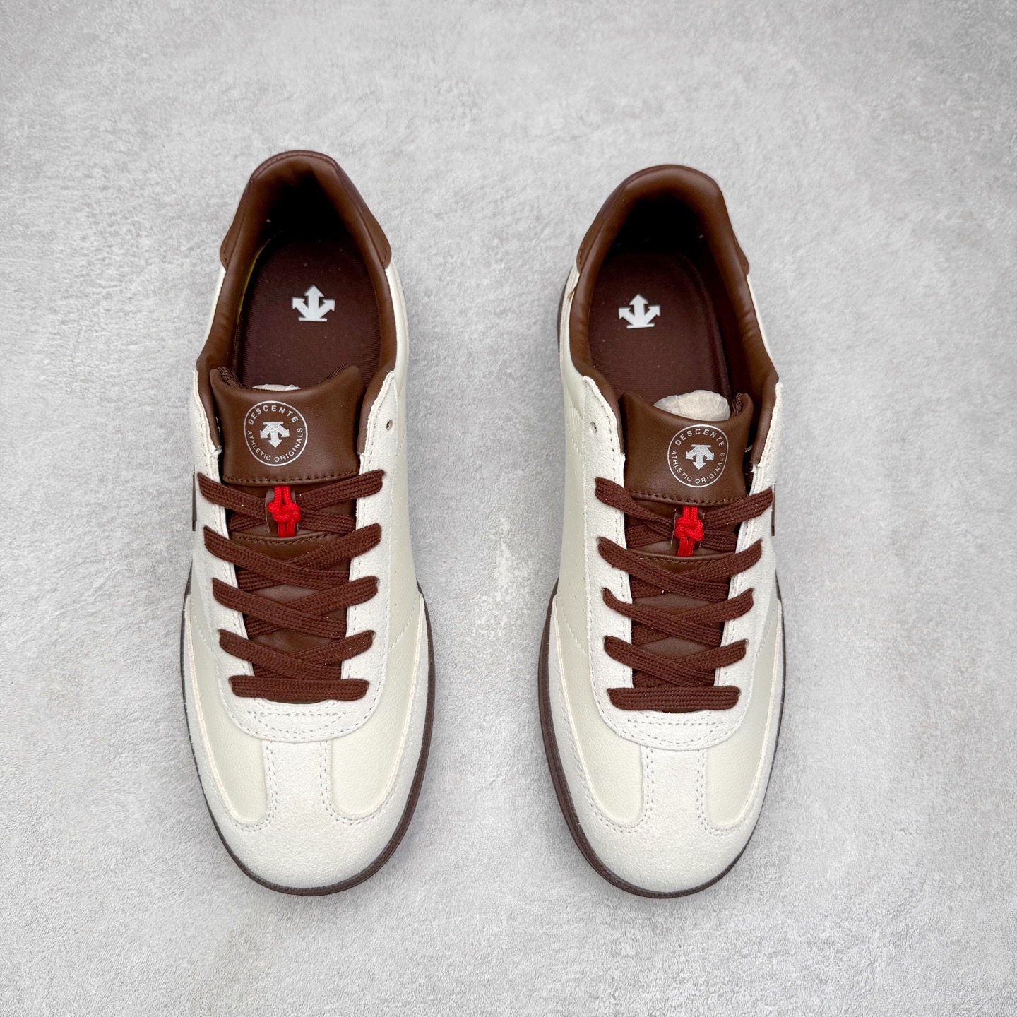 图片[2]-DESCENTE Chron 迪桑特复古拼接 舒适百搭 耐磨低帮生活休闲鞋 是一款集复古与现代于一体的低帮跑步鞋 简洁的牛皮鞋面不仅彰显出时尚的质感 还适用于多种场合的穿搭 这款鞋子的透气性能极佳 轻质弹性鞋底则提供了良好的舒适度和耐磨性 使你在行走或跑步时都能感受到脚底的柔软与支撑 尺码：36 36.5 37.5 38 38.5 39 40 40.5 41 42 42.5 43 44 44.5 45-选品中心