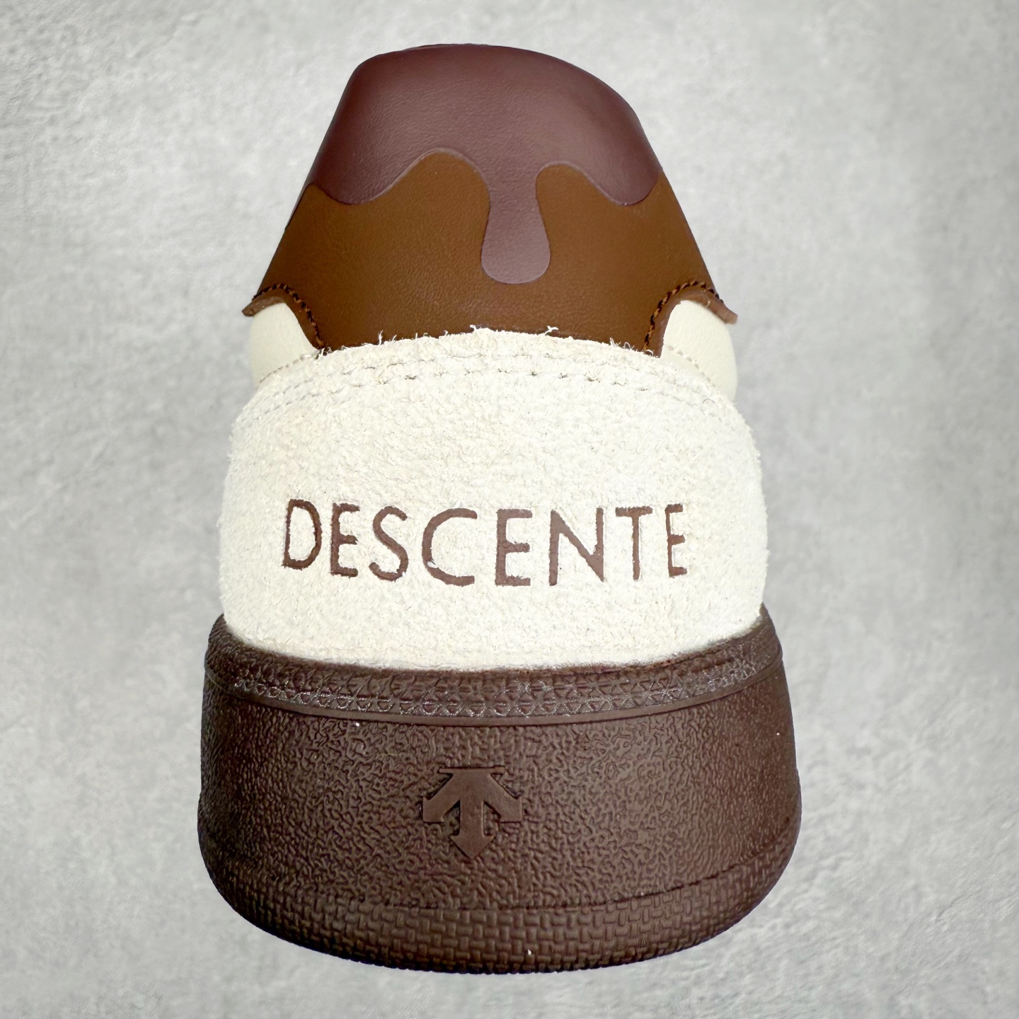 图片[8]-DESCENTE Chron 迪桑特复古拼接 舒适百搭 耐磨低帮生活休闲鞋 是一款集复古与现代于一体的低帮跑步鞋 简洁的牛皮鞋面不仅彰显出时尚的质感 还适用于多种场合的穿搭 这款鞋子的透气性能极佳 轻质弹性鞋底则提供了良好的舒适度和耐磨性 使你在行走或跑步时都能感受到脚底的柔软与支撑 尺码：36 36.5 37.5 38 38.5 39 40 40.5 41 42 42.5 43 44 44.5 45-选品中心