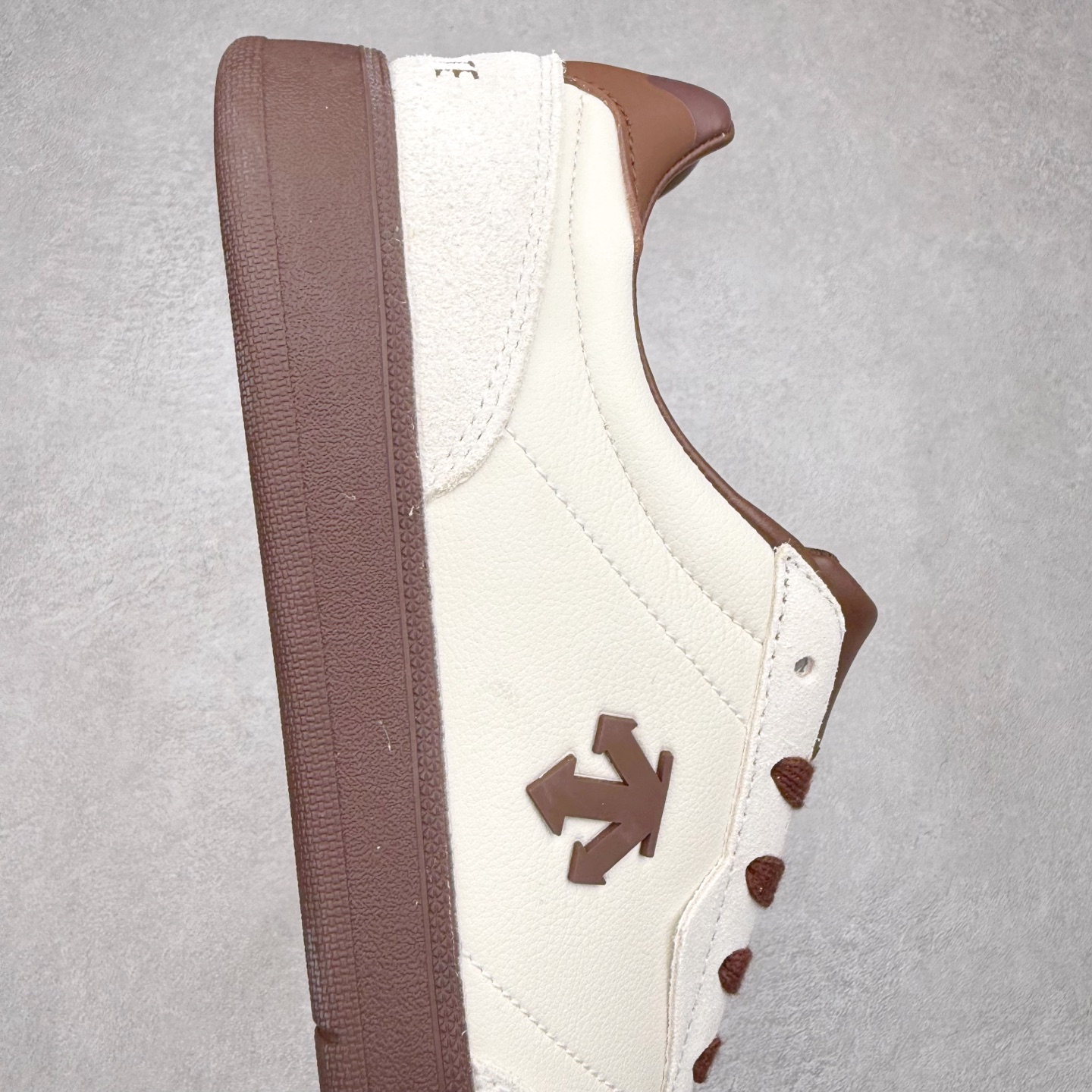 图片[6]-DESCENTE Chron 迪桑特复古拼接 舒适百搭 耐磨低帮生活休闲鞋 是一款集复古与现代于一体的低帮跑步鞋 简洁的牛皮鞋面不仅彰显出时尚的质感 还适用于多种场合的穿搭 这款鞋子的透气性能极佳 轻质弹性鞋底则提供了良好的舒适度和耐磨性 使你在行走或跑步时都能感受到脚底的柔软与支撑 尺码：36 36.5 37.5 38 38.5 39 40 40.5 41 42 42.5 43 44 44.5 45-选品中心