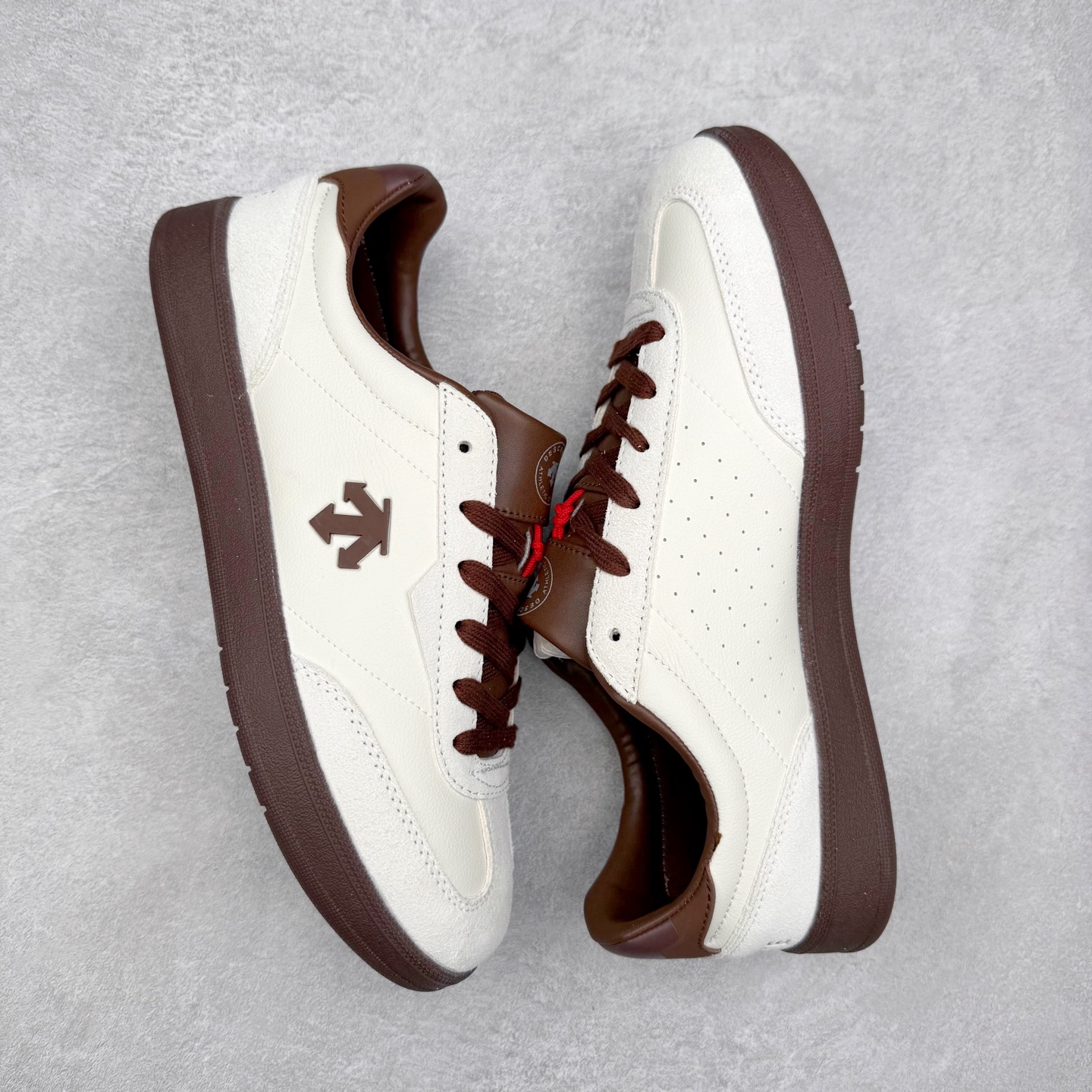 图片[3]-DESCENTE Chron 迪桑特复古拼接 舒适百搭 耐磨低帮生活休闲鞋 是一款集复古与现代于一体的低帮跑步鞋 简洁的牛皮鞋面不仅彰显出时尚的质感 还适用于多种场合的穿搭 这款鞋子的透气性能极佳 轻质弹性鞋底则提供了良好的舒适度和耐磨性 使你在行走或跑步时都能感受到脚底的柔软与支撑 尺码：36 36.5 37.5 38 38.5 39 40 40.5 41 42 42.5 43 44 44.5 45-选品中心