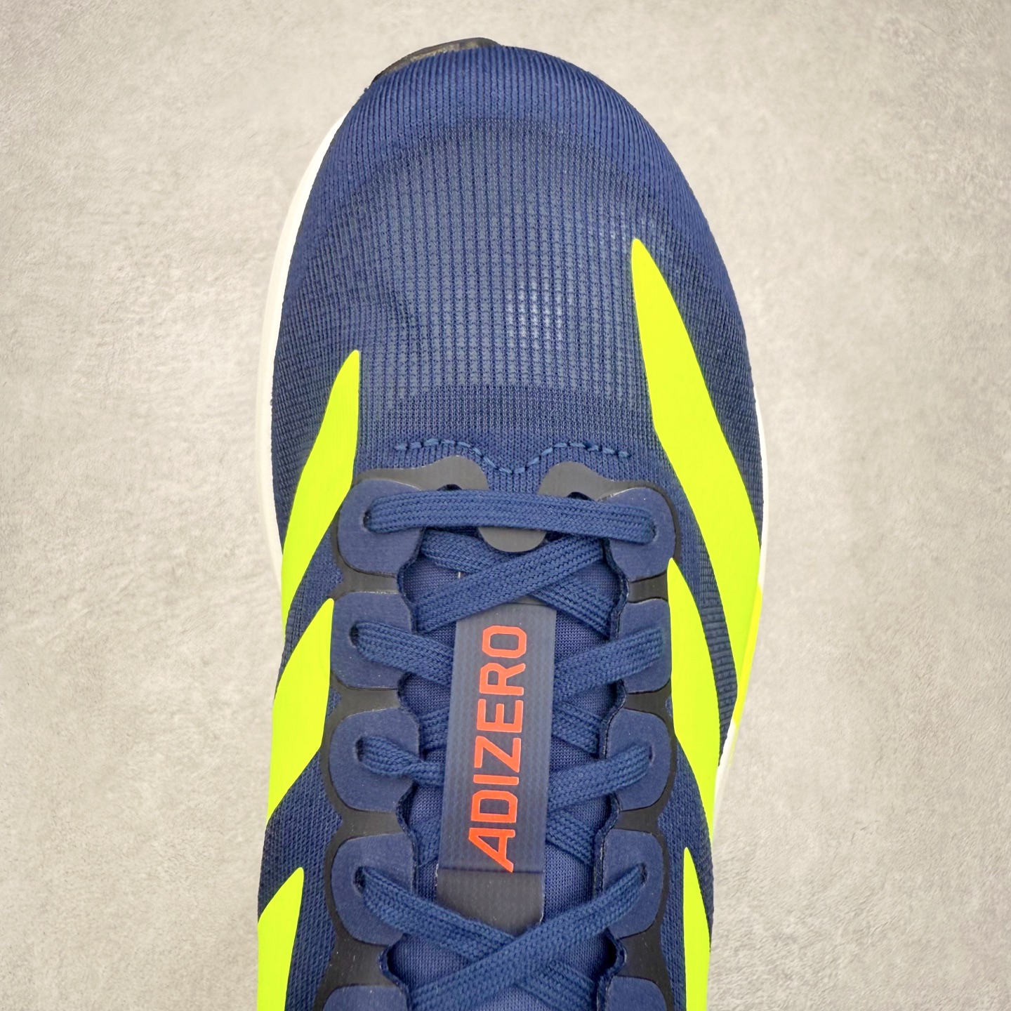 图片[4]-＃纯原 AD Adizero Eva SL M 零度进化版系列低帮轻便透气竞速休闲运动慢跑鞋 JR3415 相信大家对去年 adidas 横空出世的「顶级超跑」adiZero Adios Pro EVO 1 记忆犹新！不仅登顶阿迪史上最轻跑鞋宝座，更在接下来的全球马拉松赛事中，持续书写着惊人成绩，被网友戏称新一代「阿迪神鞋」全网刷屏！极简设计语言与强烈速度感和存在感的鞋侧三线，让人过目不忘，特别种草！其中定位于中长跑训练的 adidas Adizero Evo SL，整体外观造型与 adiZero Adios Pro EVO 1 非常相似。中底配置方面搭载全掌 Lightstrike Pro，鞋面采用透气网面示人，契合日常训练鞋的定位，更加耐用。外底给到了马牌橡胶，及类似上代竞速旗舰 adidas Adizero Adios Pro 3 区域分布。整体看下来无论是外观的鲜明辨识度，还是配置的扎实程度都很顶。尺码：36 36⅔ 37⅓ 38 38⅔ 39⅓ 40 40⅔ 41⅓ 42 42⅔ 43⅓ 44 44⅔ 45⅓ 46⅓-选品中心