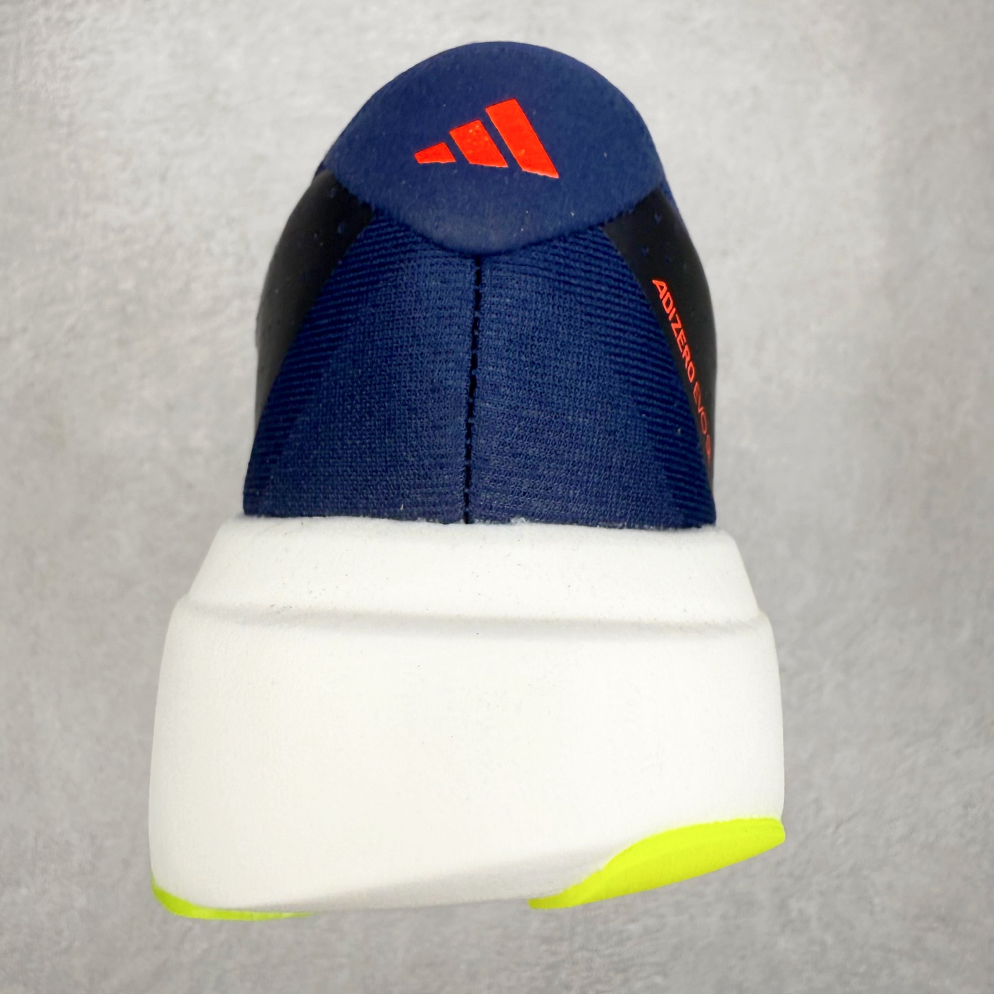 图片[8]-＃纯原 AD Adizero Eva SL M 零度进化版系列低帮轻便透气竞速休闲运动慢跑鞋 JR3415 相信大家对去年 adidas 横空出世的「顶级超跑」adiZero Adios Pro EVO 1 记忆犹新！不仅登顶阿迪史上最轻跑鞋宝座，更在接下来的全球马拉松赛事中，持续书写着惊人成绩，被网友戏称新一代「阿迪神鞋」全网刷屏！极简设计语言与强烈速度感和存在感的鞋侧三线，让人过目不忘，特别种草！其中定位于中长跑训练的 adidas Adizero Evo SL，整体外观造型与 adiZero Adios Pro EVO 1 非常相似。中底配置方面搭载全掌 Lightstrike Pro，鞋面采用透气网面示人，契合日常训练鞋的定位，更加耐用。外底给到了马牌橡胶，及类似上代竞速旗舰 adidas Adizero Adios Pro 3 区域分布。整体看下来无论是外观的鲜明辨识度，还是配置的扎实程度都很顶。尺码：36 36⅔ 37⅓ 38 38⅔ 39⅓ 40 40⅔ 41⅓ 42 42⅔ 43⅓ 44 44⅔ 45⅓ 46⅓-选品中心