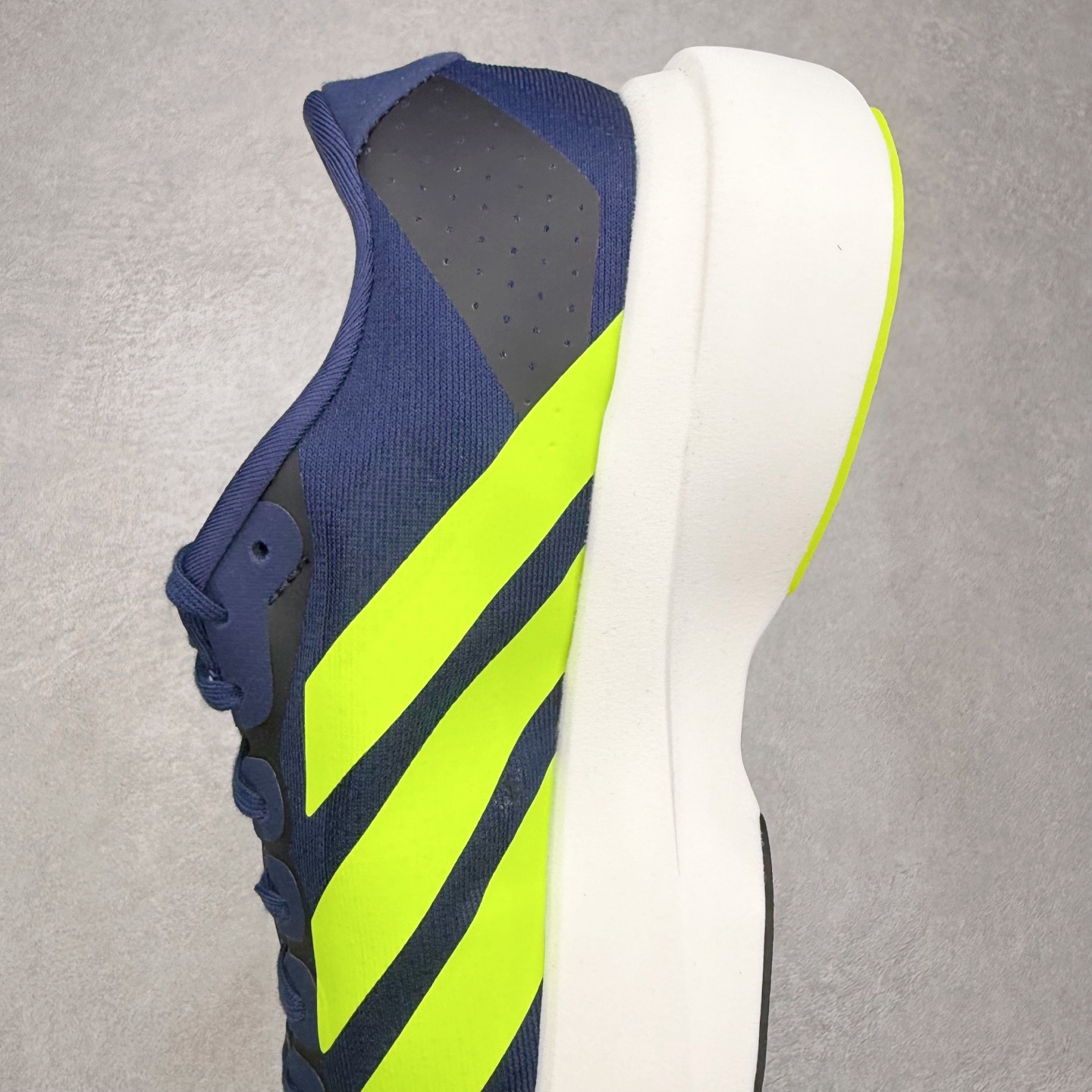 图片[7]-＃纯原 AD Adizero Eva SL M 零度进化版系列低帮轻便透气竞速休闲运动慢跑鞋 JR3415 相信大家对去年 adidas 横空出世的「顶级超跑」adiZero Adios Pro EVO 1 记忆犹新！不仅登顶阿迪史上最轻跑鞋宝座，更在接下来的全球马拉松赛事中，持续书写着惊人成绩，被网友戏称新一代「阿迪神鞋」全网刷屏！极简设计语言与强烈速度感和存在感的鞋侧三线，让人过目不忘，特别种草！其中定位于中长跑训练的 adidas Adizero Evo SL，整体外观造型与 adiZero Adios Pro EVO 1 非常相似。中底配置方面搭载全掌 Lightstrike Pro，鞋面采用透气网面示人，契合日常训练鞋的定位，更加耐用。外底给到了马牌橡胶，及类似上代竞速旗舰 adidas Adizero Adios Pro 3 区域分布。整体看下来无论是外观的鲜明辨识度，还是配置的扎实程度都很顶。尺码：36 36⅔ 37⅓ 38 38⅔ 39⅓ 40 40⅔ 41⅓ 42 42⅔ 43⅓ 44 44⅔ 45⅓ 46⅓-选品中心