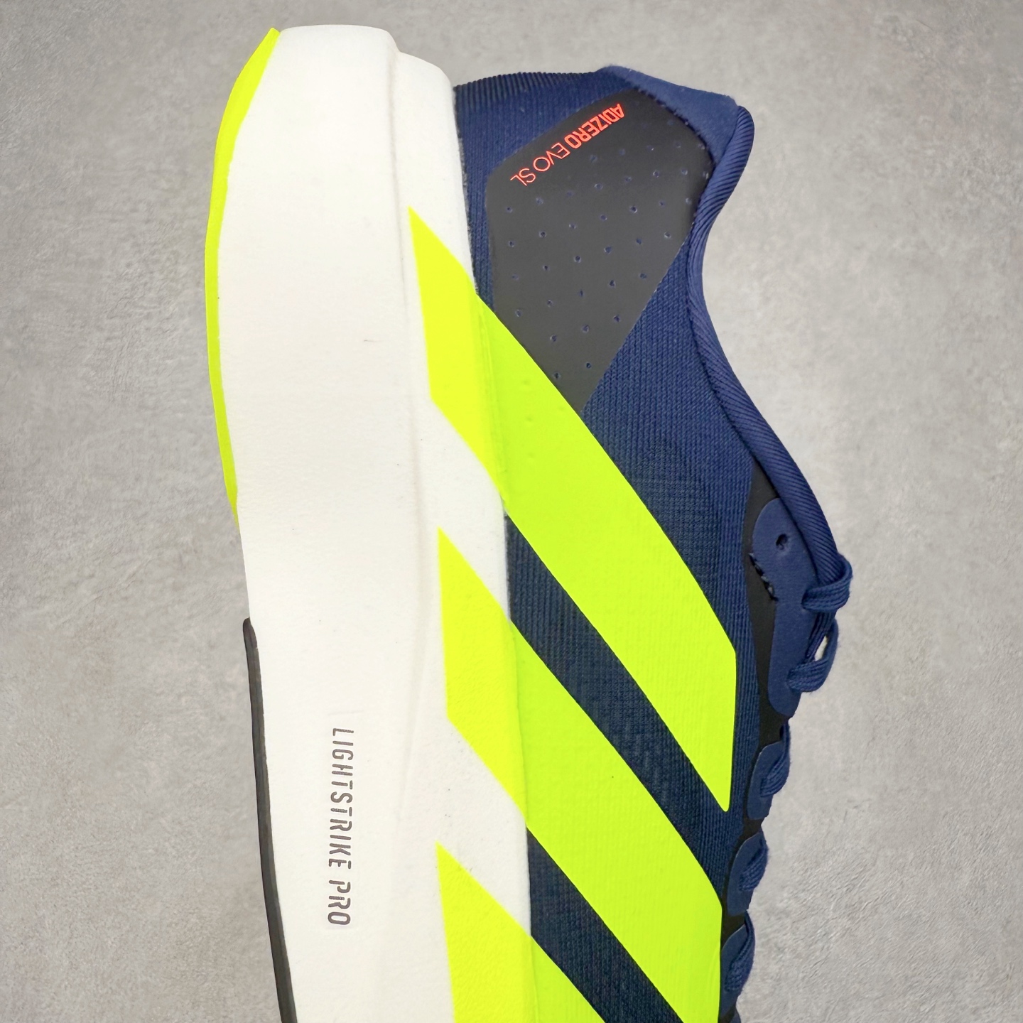 图片[6]-＃纯原 AD Adizero Eva SL M 零度进化版系列低帮轻便透气竞速休闲运动慢跑鞋 JR3415 相信大家对去年 adidas 横空出世的「顶级超跑」adiZero Adios Pro EVO 1 记忆犹新！不仅登顶阿迪史上最轻跑鞋宝座，更在接下来的全球马拉松赛事中，持续书写着惊人成绩，被网友戏称新一代「阿迪神鞋」全网刷屏！极简设计语言与强烈速度感和存在感的鞋侧三线，让人过目不忘，特别种草！其中定位于中长跑训练的 adidas Adizero Evo SL，整体外观造型与 adiZero Adios Pro EVO 1 非常相似。中底配置方面搭载全掌 Lightstrike Pro，鞋面采用透气网面示人，契合日常训练鞋的定位，更加耐用。外底给到了马牌橡胶，及类似上代竞速旗舰 adidas Adizero Adios Pro 3 区域分布。整体看下来无论是外观的鲜明辨识度，还是配置的扎实程度都很顶。尺码：36 36⅔ 37⅓ 38 38⅔ 39⅓ 40 40⅔ 41⅓ 42 42⅔ 43⅓ 44 44⅔ 45⅓ 46⅓-选品中心