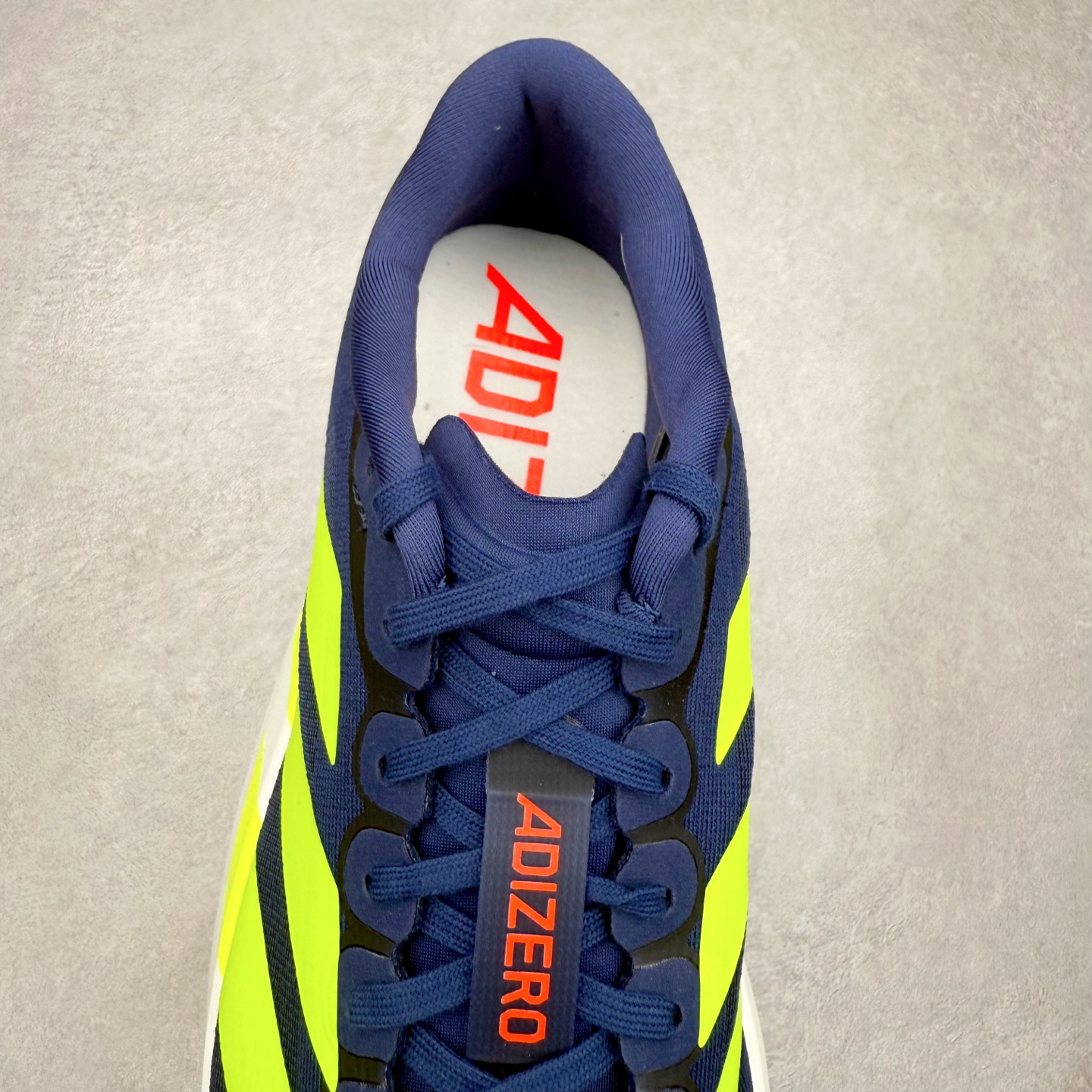 图片[5]-＃纯原 AD Adizero Eva SL M 零度进化版系列低帮轻便透气竞速休闲运动慢跑鞋 JR3415 相信大家对去年 adidas 横空出世的「顶级超跑」adiZero Adios Pro EVO 1 记忆犹新！不仅登顶阿迪史上最轻跑鞋宝座，更在接下来的全球马拉松赛事中，持续书写着惊人成绩，被网友戏称新一代「阿迪神鞋」全网刷屏！极简设计语言与强烈速度感和存在感的鞋侧三线，让人过目不忘，特别种草！其中定位于中长跑训练的 adidas Adizero Evo SL，整体外观造型与 adiZero Adios Pro EVO 1 非常相似。中底配置方面搭载全掌 Lightstrike Pro，鞋面采用透气网面示人，契合日常训练鞋的定位，更加耐用。外底给到了马牌橡胶，及类似上代竞速旗舰 adidas Adizero Adios Pro 3 区域分布。整体看下来无论是外观的鲜明辨识度，还是配置的扎实程度都很顶。尺码：36 36⅔ 37⅓ 38 38⅔ 39⅓ 40 40⅔ 41⅓ 42 42⅔ 43⅓ 44 44⅔ 45⅓ 46⅓-选品中心