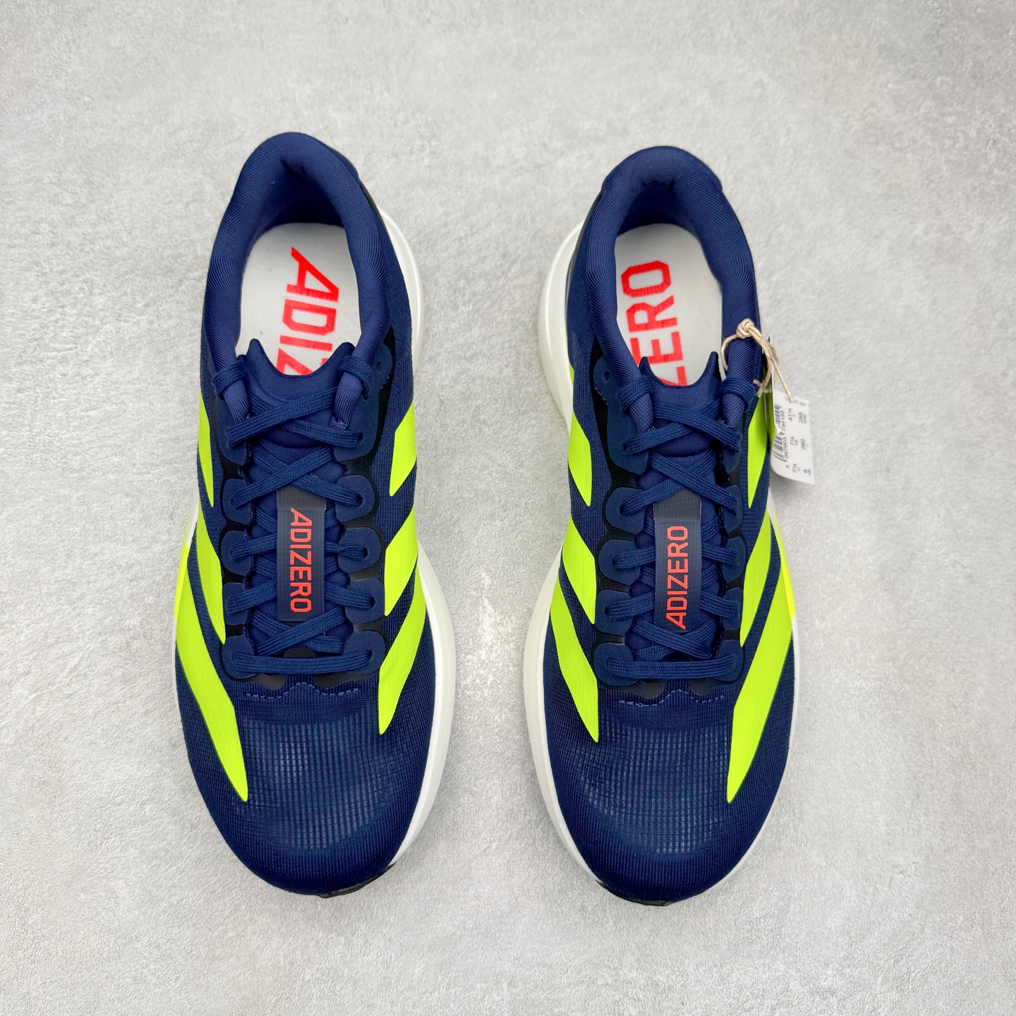 图片[2]-＃纯原 AD Adizero Eva SL M 零度进化版系列低帮轻便透气竞速休闲运动慢跑鞋 JR3415 相信大家对去年 adidas 横空出世的「顶级超跑」adiZero Adios Pro EVO 1 记忆犹新！不仅登顶阿迪史上最轻跑鞋宝座，更在接下来的全球马拉松赛事中，持续书写着惊人成绩，被网友戏称新一代「阿迪神鞋」全网刷屏！极简设计语言与强烈速度感和存在感的鞋侧三线，让人过目不忘，特别种草！其中定位于中长跑训练的 adidas Adizero Evo SL，整体外观造型与 adiZero Adios Pro EVO 1 非常相似。中底配置方面搭载全掌 Lightstrike Pro，鞋面采用透气网面示人，契合日常训练鞋的定位，更加耐用。外底给到了马牌橡胶，及类似上代竞速旗舰 adidas Adizero Adios Pro 3 区域分布。整体看下来无论是外观的鲜明辨识度，还是配置的扎实程度都很顶。尺码：36 36⅔ 37⅓ 38 38⅔ 39⅓ 40 40⅔ 41⅓ 42 42⅔ 43⅓ 44 44⅔ 45⅓ 46⅓-选品中心