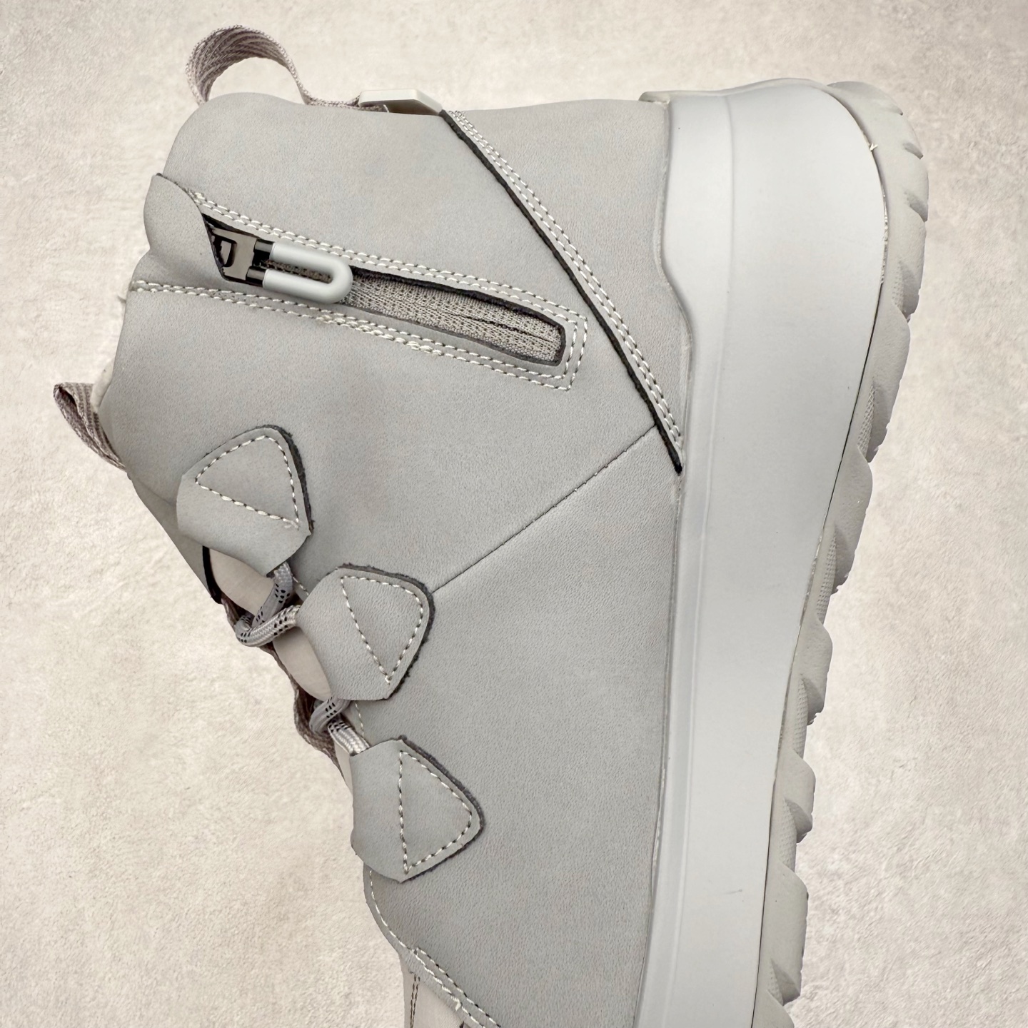 图片[7]-＃HP 迪桑特DESCENTE Ski Style 耐磨 时尚舒适短筒雪地靴 男款 DESCENTE（迪桑特）创立于1935年，品牌名取自法语词汇，意为“滑降”。品牌箭头标识代表滑雪的三种技术“高速直线滑行”、“穿越”和“侧滑”，也寓意品牌在打造高端专业运动产品中不断追求完美的创新精神，致力于成为中国高端专业滑雪、综训、女子、铁人三项、高尔夫的第一品牌。尺码：39 40 40.5 41 42 42.5 43 44 44.5 45-选品中心