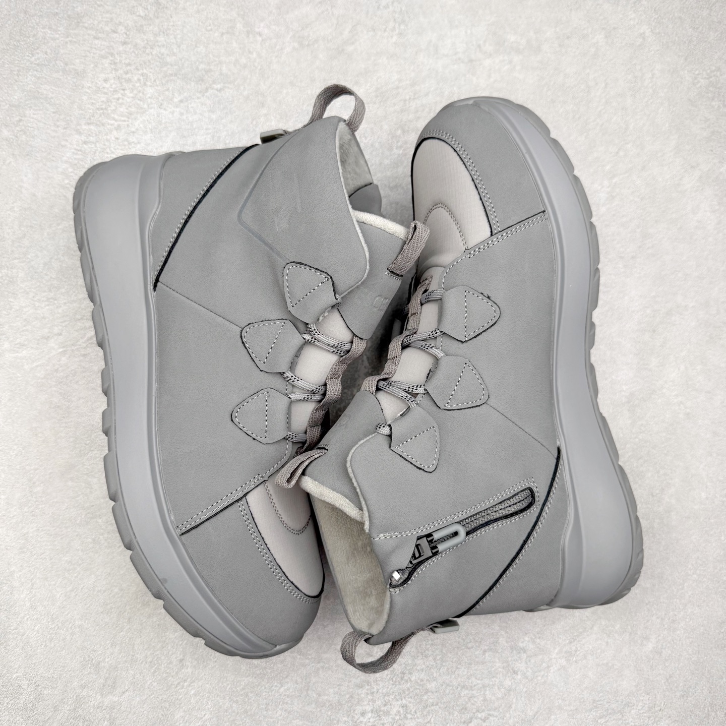 图片[3]-＃HP 迪桑特DESCENTE Ski Style 耐磨 时尚舒适短筒雪地靴 男款 DESCENTE（迪桑特）创立于1935年，品牌名取自法语词汇，意为“滑降”。品牌箭头标识代表滑雪的三种技术“高速直线滑行”、“穿越”和“侧滑”，也寓意品牌在打造高端专业运动产品中不断追求完美的创新精神，致力于成为中国高端专业滑雪、综训、女子、铁人三项、高尔夫的第一品牌。尺码：39 40 40.5 41 42 42.5 43 44 44.5 45-选品中心