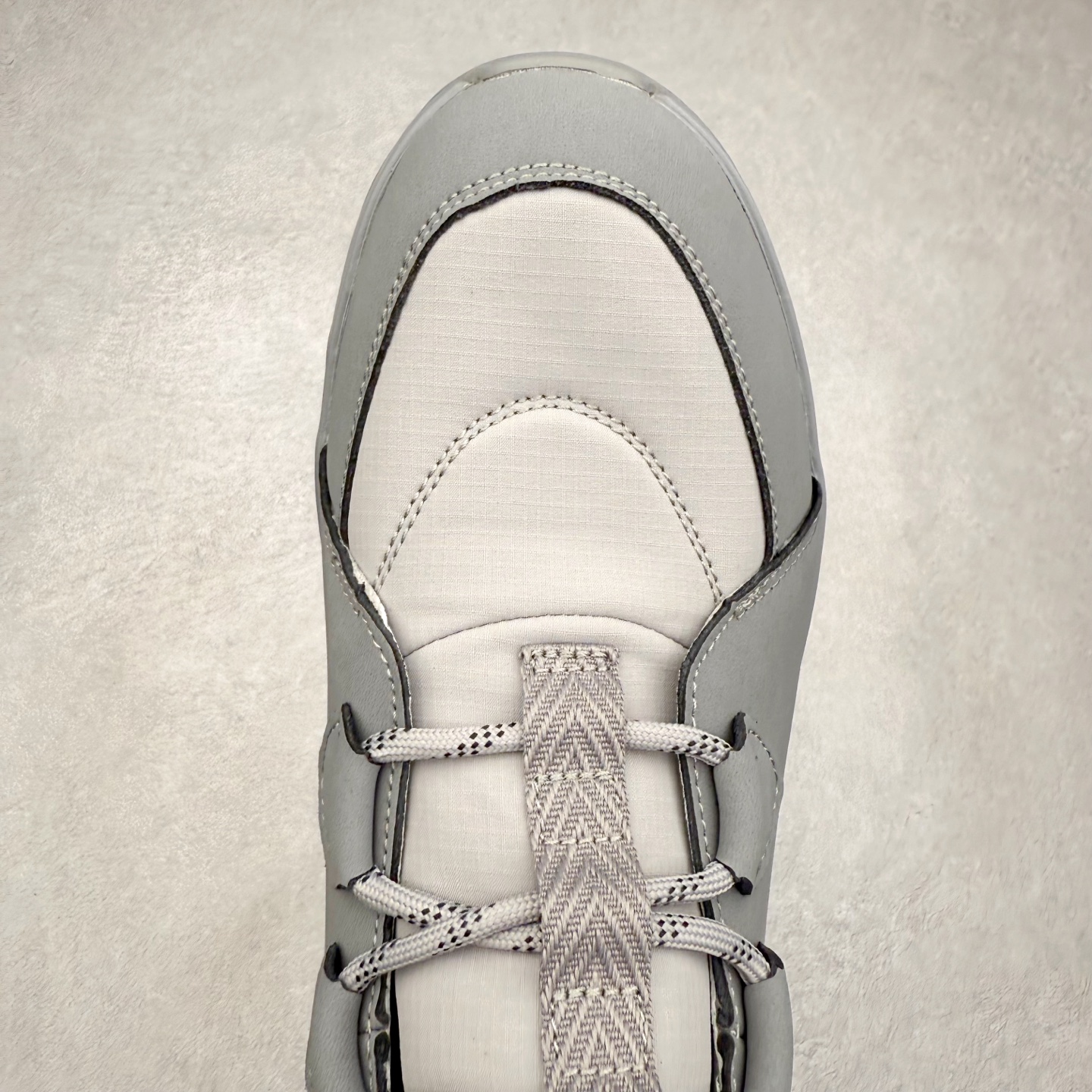 图片[4]-＃HP 迪桑特DESCENTE Ski Style 耐磨 时尚舒适短筒雪地靴 男款 DESCENTE（迪桑特）创立于1935年，品牌名取自法语词汇，意为“滑降”。品牌箭头标识代表滑雪的三种技术“高速直线滑行”、“穿越”和“侧滑”，也寓意品牌在打造高端专业运动产品中不断追求完美的创新精神，致力于成为中国高端专业滑雪、综训、女子、铁人三项、高尔夫的第一品牌。尺码：39 40 40.5 41 42 42.5 43 44 44.5 45-选品中心