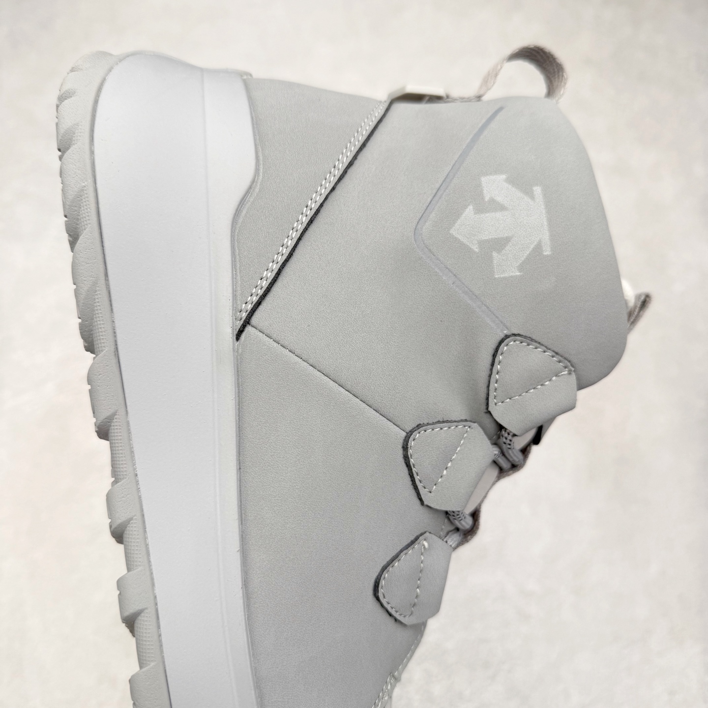 图片[6]-＃HP 迪桑特DESCENTE Ski Style 耐磨 时尚舒适短筒雪地靴 男款 DESCENTE（迪桑特）创立于1935年，品牌名取自法语词汇，意为“滑降”。品牌箭头标识代表滑雪的三种技术“高速直线滑行”、“穿越”和“侧滑”，也寓意品牌在打造高端专业运动产品中不断追求完美的创新精神，致力于成为中国高端专业滑雪、综训、女子、铁人三项、高尔夫的第一品牌。尺码：39 40 40.5 41 42 42.5 43 44 44.5 45-选品中心