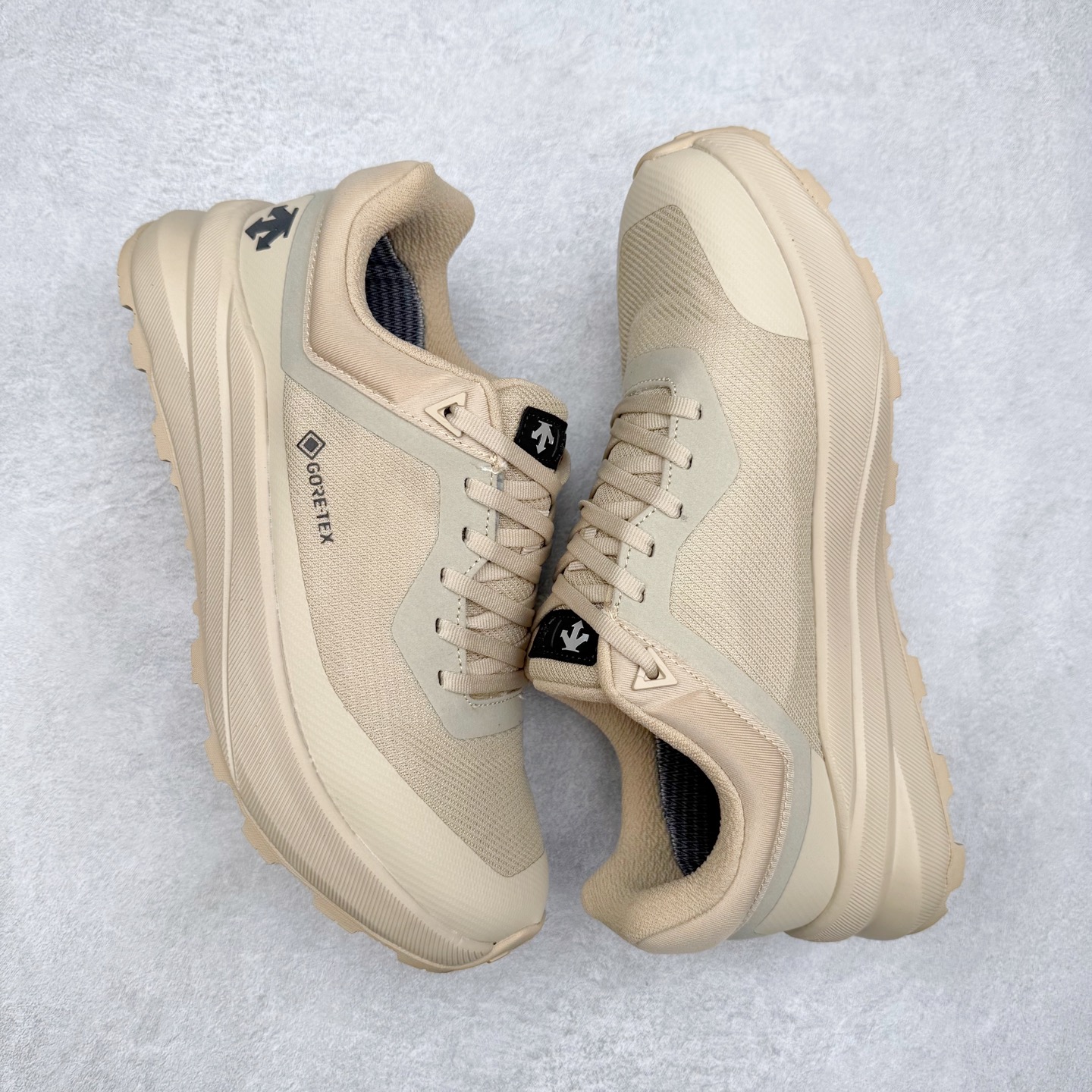 图片[3]-DESCENTE Dualis 迪桑特防水户外耐磨低帮生活休闲徒步登山鞋 DESCENTE（迪桑特）创立于1935年，品牌名取自法语词汇，意为“滑降”。品牌箭头标识代表滑雪的三种技术“高速直线滑行”、“穿越”和“侧滑”，也寓意品牌在打造高端专业运动产品中不断追求完美的创新精神，致力于成为中国高端专业滑雪、综训、女子、铁人三项、高尔夫的第一品牌。尺码：39 40 41 42 43 44 45-选品中心