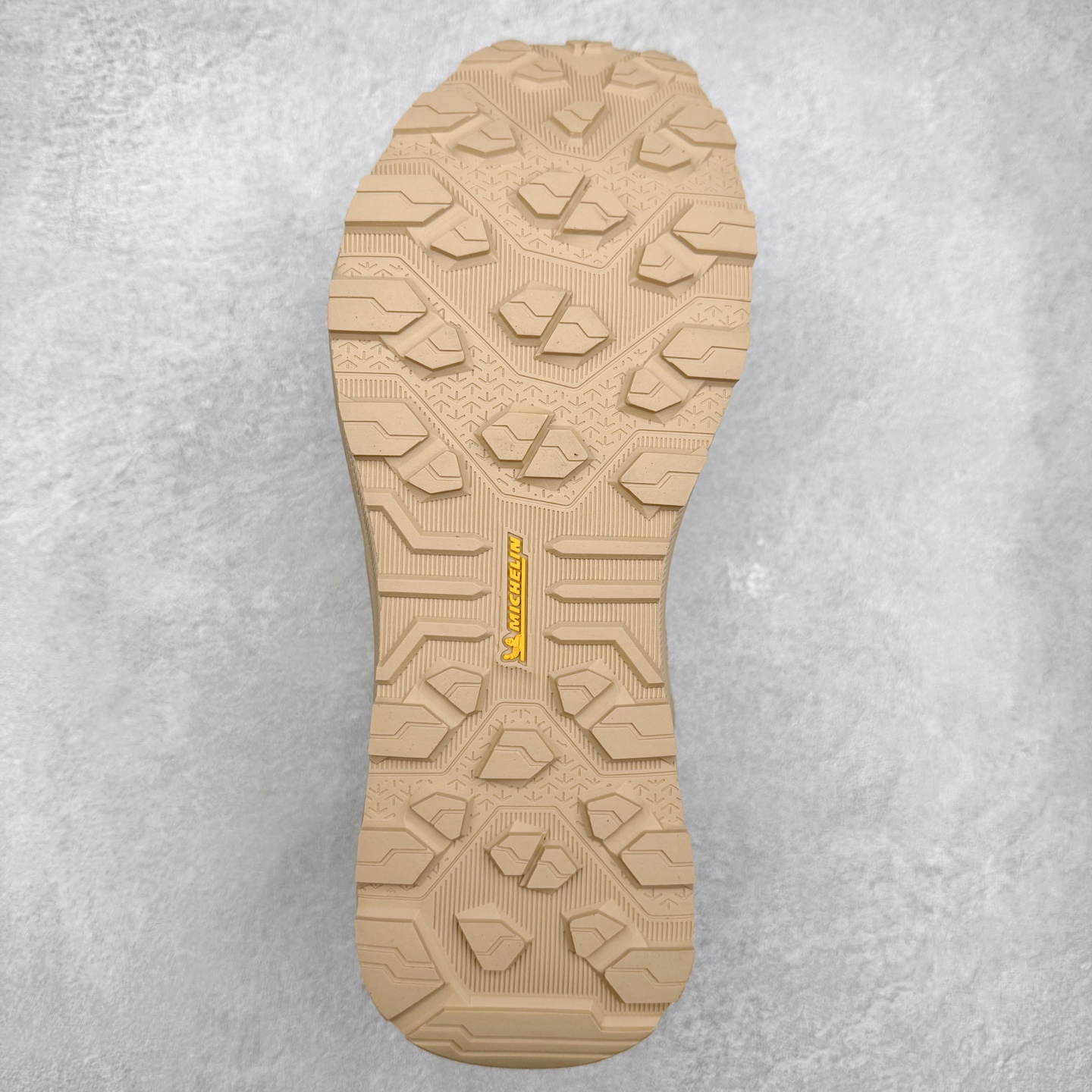 图片[9]-DESCENTE Dualis 迪桑特防水户外耐磨低帮生活休闲徒步登山鞋 DESCENTE（迪桑特）创立于1935年，品牌名取自法语词汇，意为“滑降”。品牌箭头标识代表滑雪的三种技术“高速直线滑行”、“穿越”和“侧滑”，也寓意品牌在打造高端专业运动产品中不断追求完美的创新精神，致力于成为中国高端专业滑雪、综训、女子、铁人三项、高尔夫的第一品牌。尺码：39 40 41 42 43 44 45-选品中心