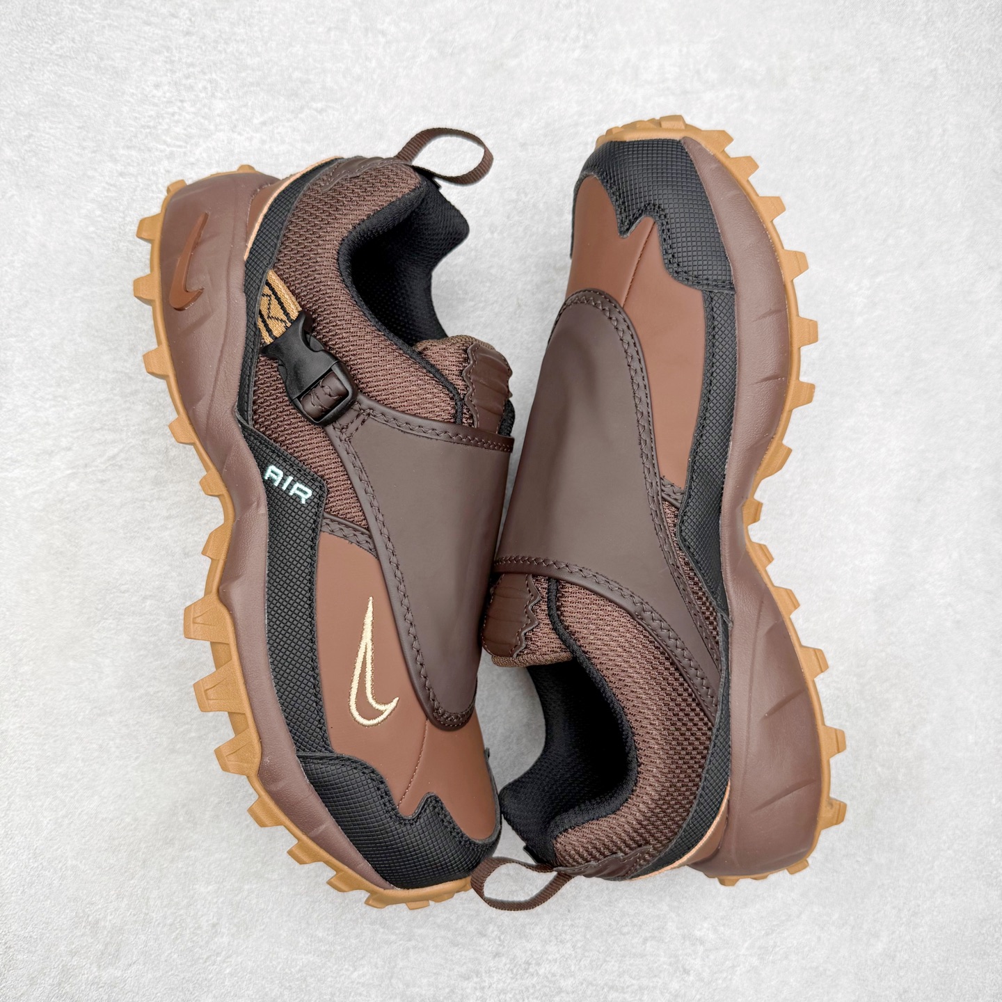 图片[3]-NK ACG Air Phassad 时尚舒适防滑透气低帮户外功能鞋 男女同款 全新来袭 该款沿袭前代高帮版型的设计传统 轻盈鞋面结合灵巧的脚踝包裹设计 为双足打造出一体化的舒适脚感 助力轻松畅行 中底融入柔软的React泡棉与Vaporfiy 科技 让你在岩石小径徒步时也像行走在都市般轻松舒适 粘性橡胶大底铸就了攀岩级别的出众抓地力 助你从容面对各种环境挑战 尺码：36 36.5 37.5 38 38.5 39 40 40.5 41 42 42.5 43 44 44.5 45 46-选品中心