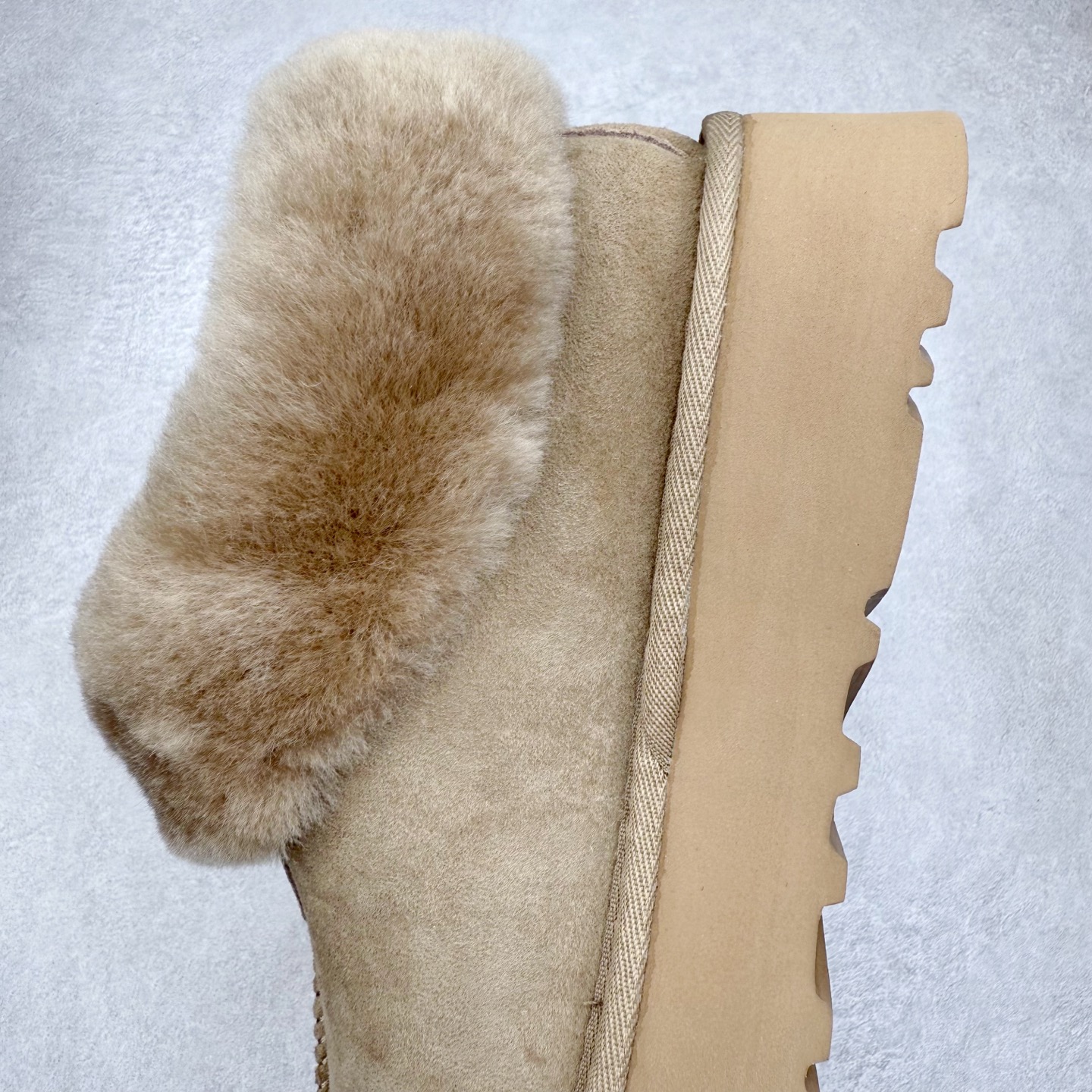 图片[7]-＃GX UGG 4810H 塔次特厚底秋冬羊皮毛一体雪地靴 全鞋采用ZP同厂 隆丰A级澳洲进口羊皮毛一体 品牌代工厂生产线 完全遵循ZP工艺流程 代工厂原厂版师 秉承无原鞋不开发选择 注重每一处细节 市面最正版型 TREADLITE\\\”轻翼\\\”科技外底 轻便/耐用/柔韧/桩型【售后郑重承诺】一个月内若出现重大脱胶/断底等质量问题 直接为您换新！尺码：35 36 37 38 39 40-选品中心